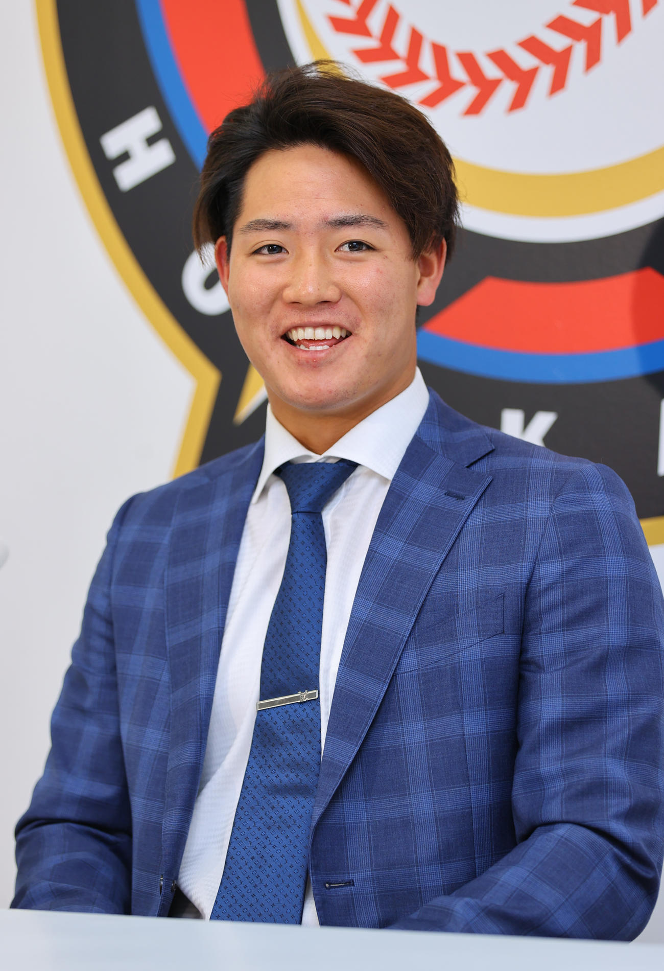 札幌市内にある球団事務所で契約更改を終え、会見に臨んだ日本ハム郡（代表撮影）