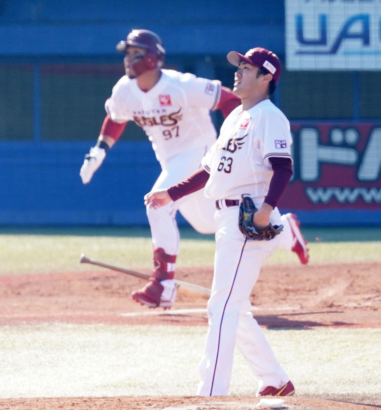 プロ野球合同トライアウトで楽天フェルナンド（後方）に本塁打を浴びる同由規（撮影・江口和貴）