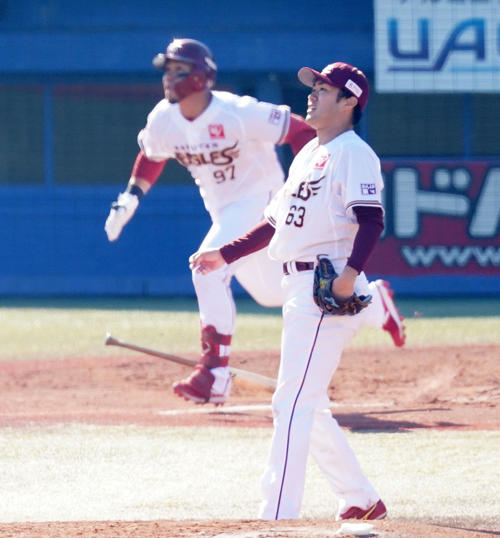 プロ野球合同トライアウトで楽天フェルナンド（後方）に本塁打を浴びる同由規（撮影・江口和貴）