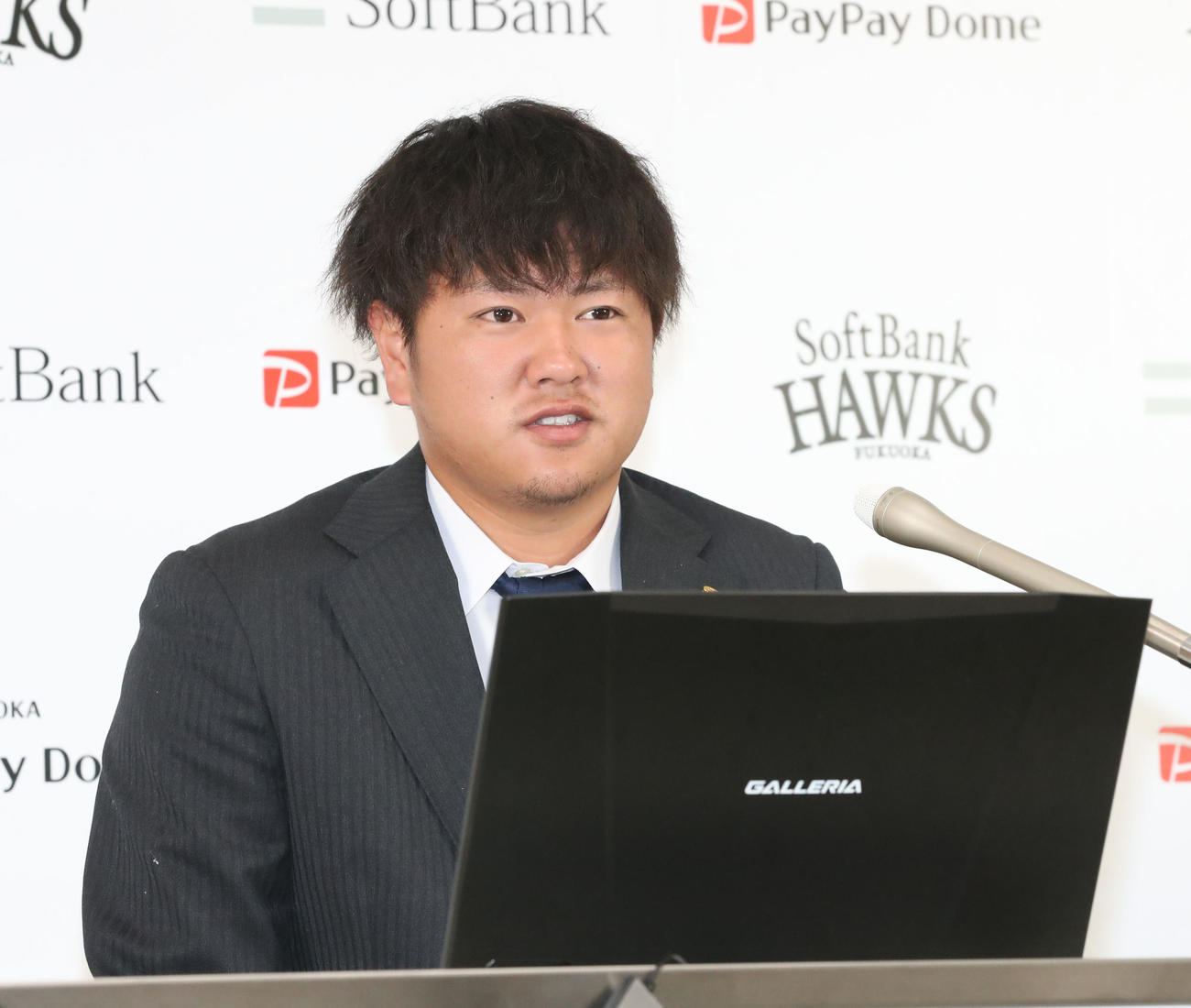 契約更改を終えた津森宥紀は会見に臨む（撮影・梅根麻紀）