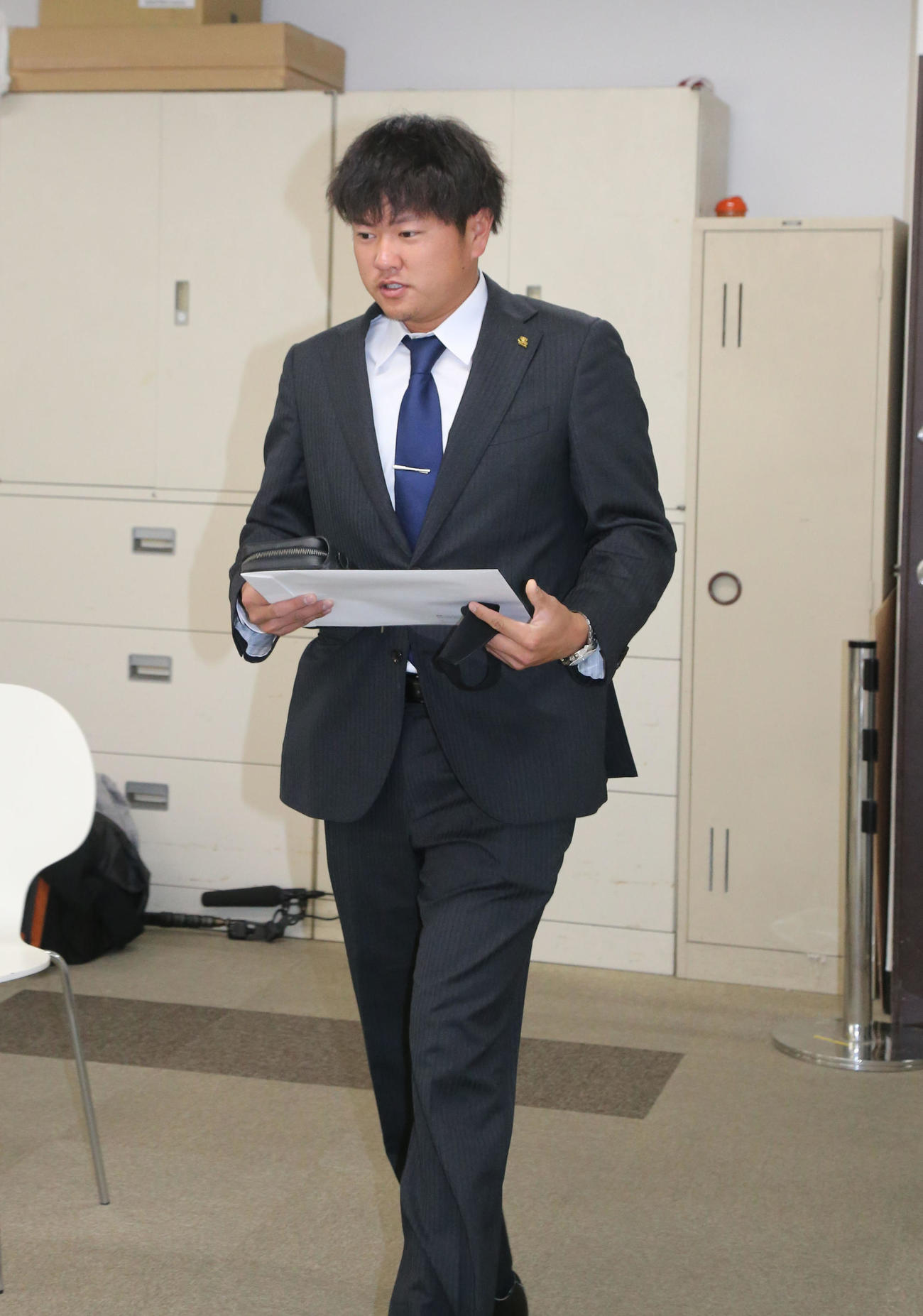 契約更改を終えた津森宥紀は会見に臨む（撮影・梅根麻紀）