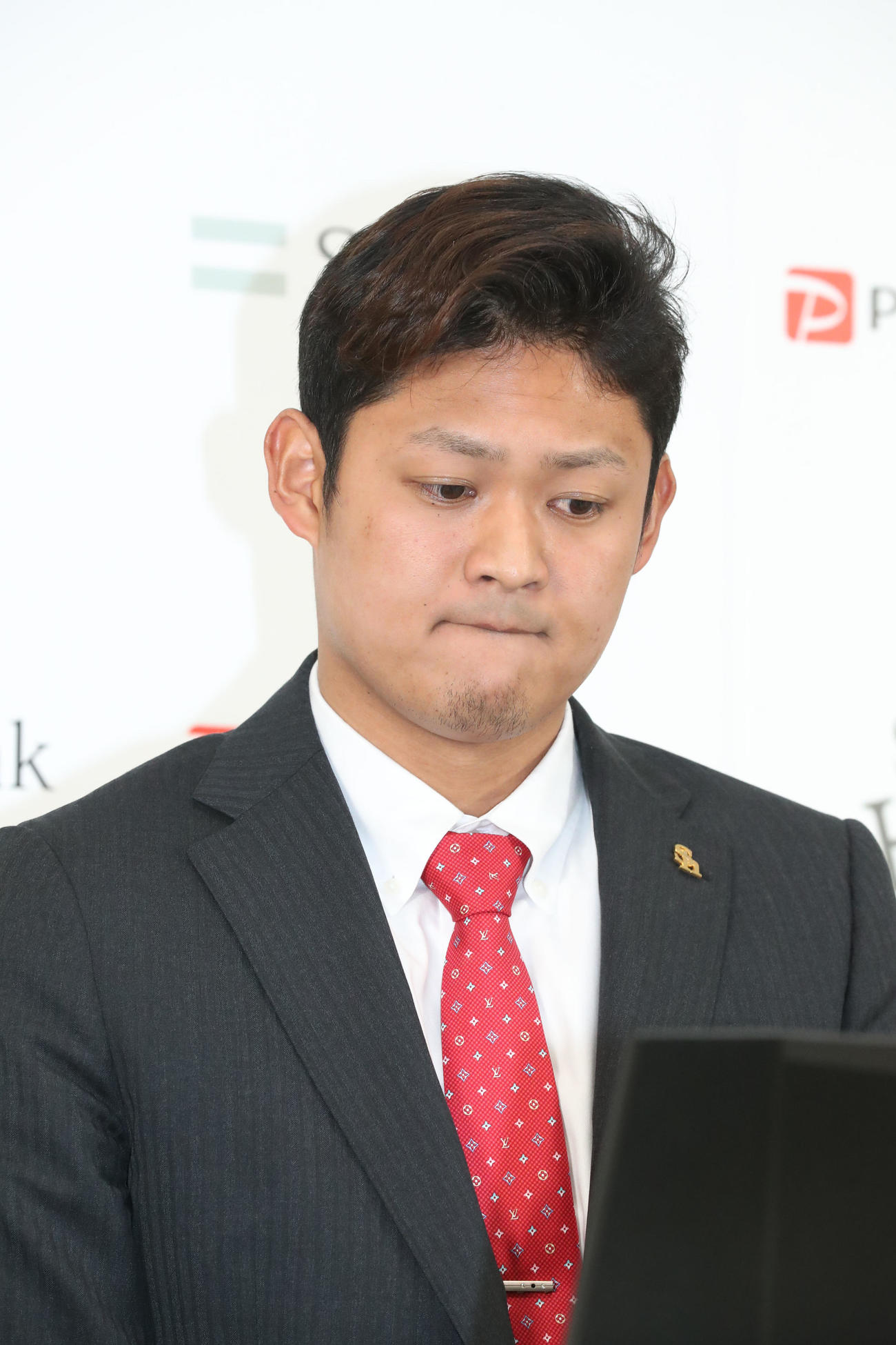 ダウン提示で契約更改を終えた椎野新は会見で話をする（撮影・梅根麻紀）
