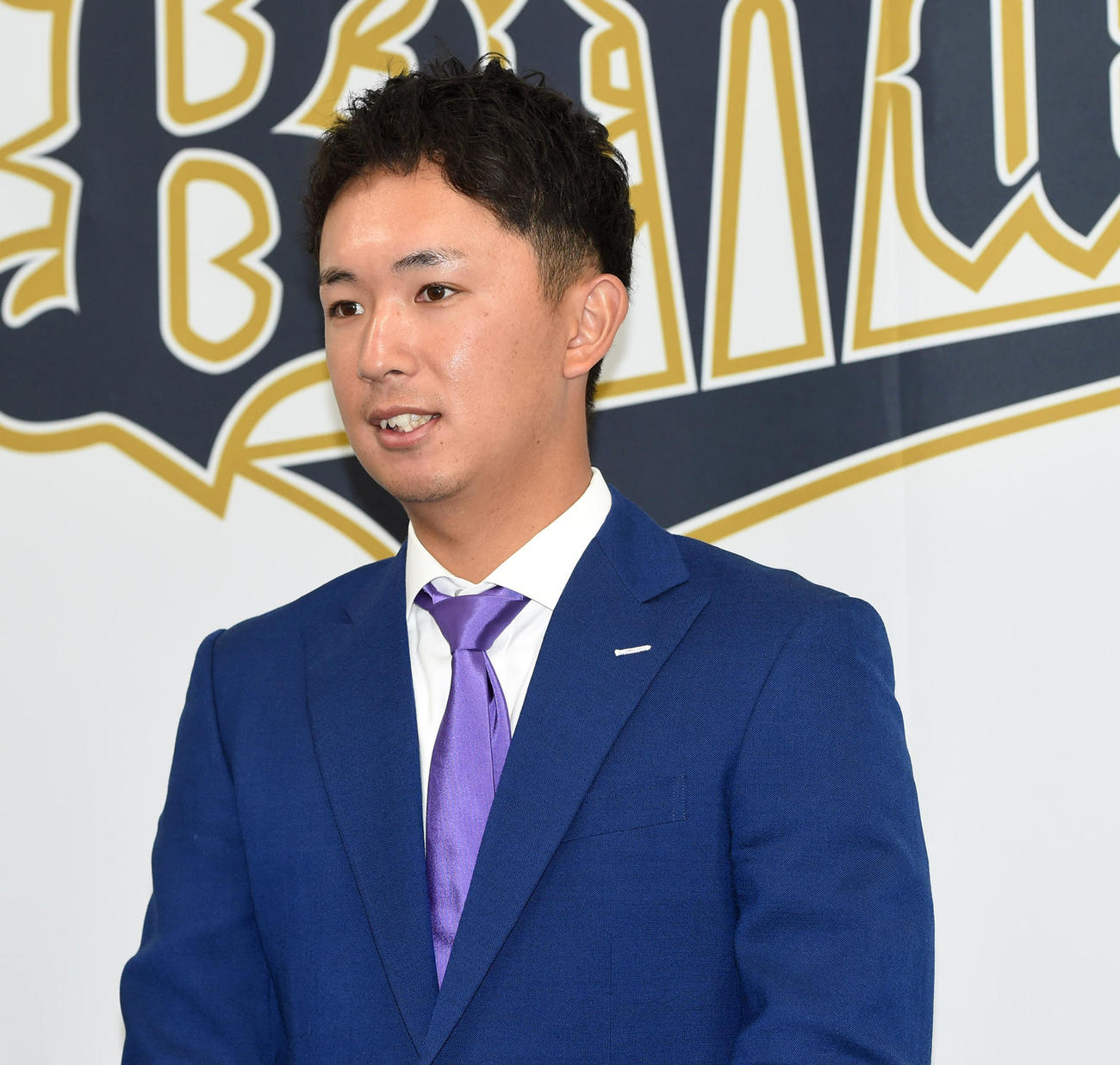 ダウンで契約更改、会見する岡崎（撮影・前岡正明）