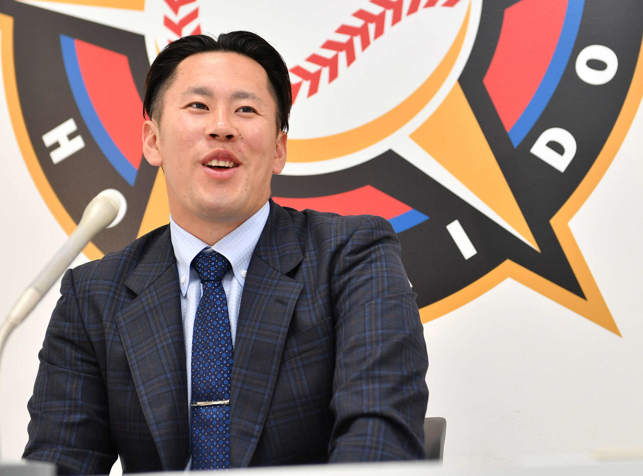契約更改を終え笑顔を見せる日本ハム西村（代表撮影）