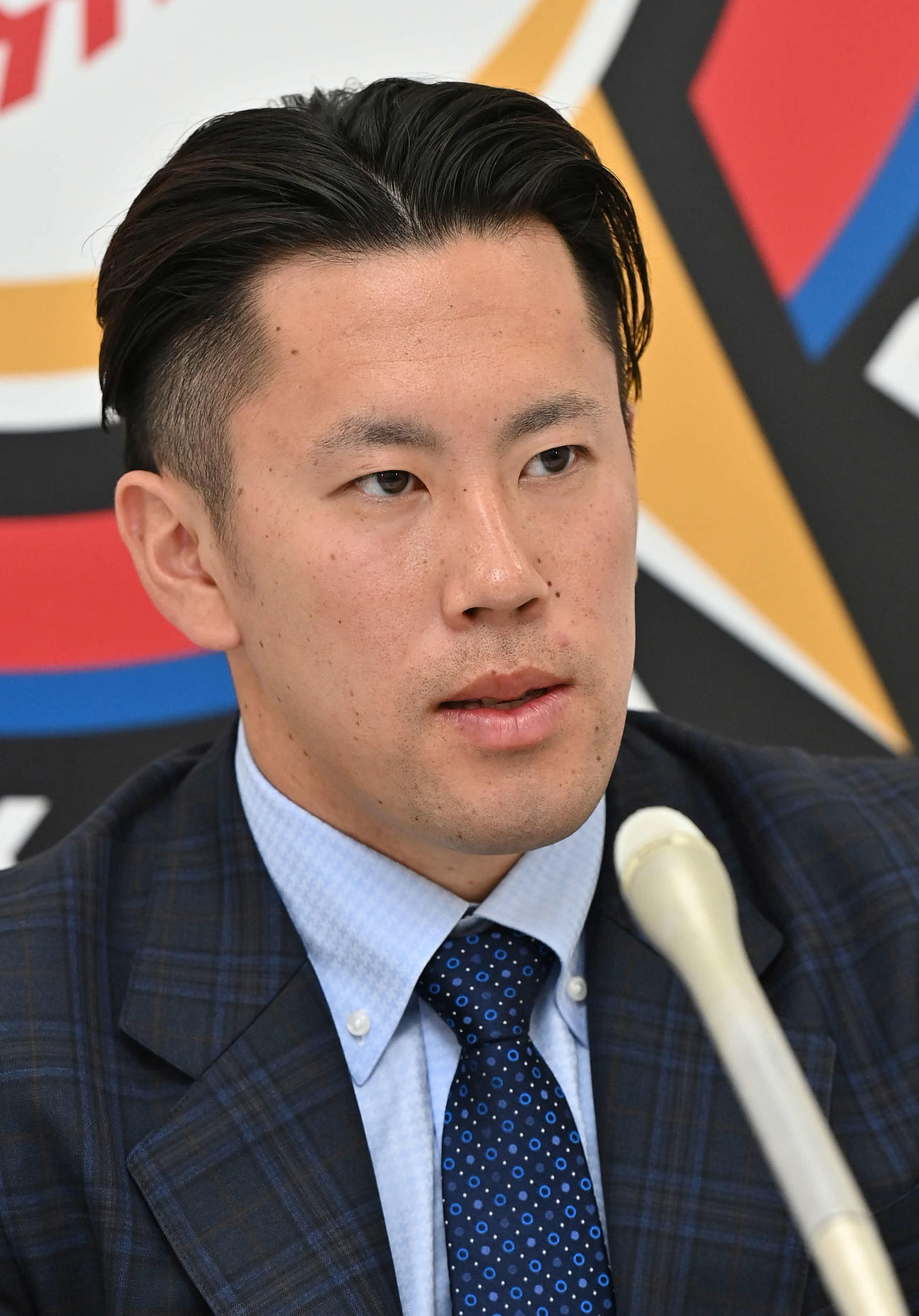 会見の席上、神妙な表情を見せる日本ハム西村（代表撮影）