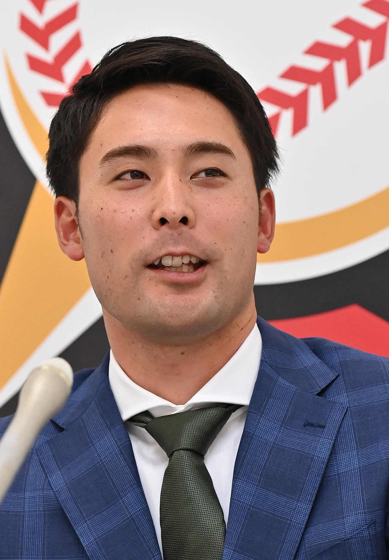 契約更改に臨んだ日本ハム上原（代表撮影）