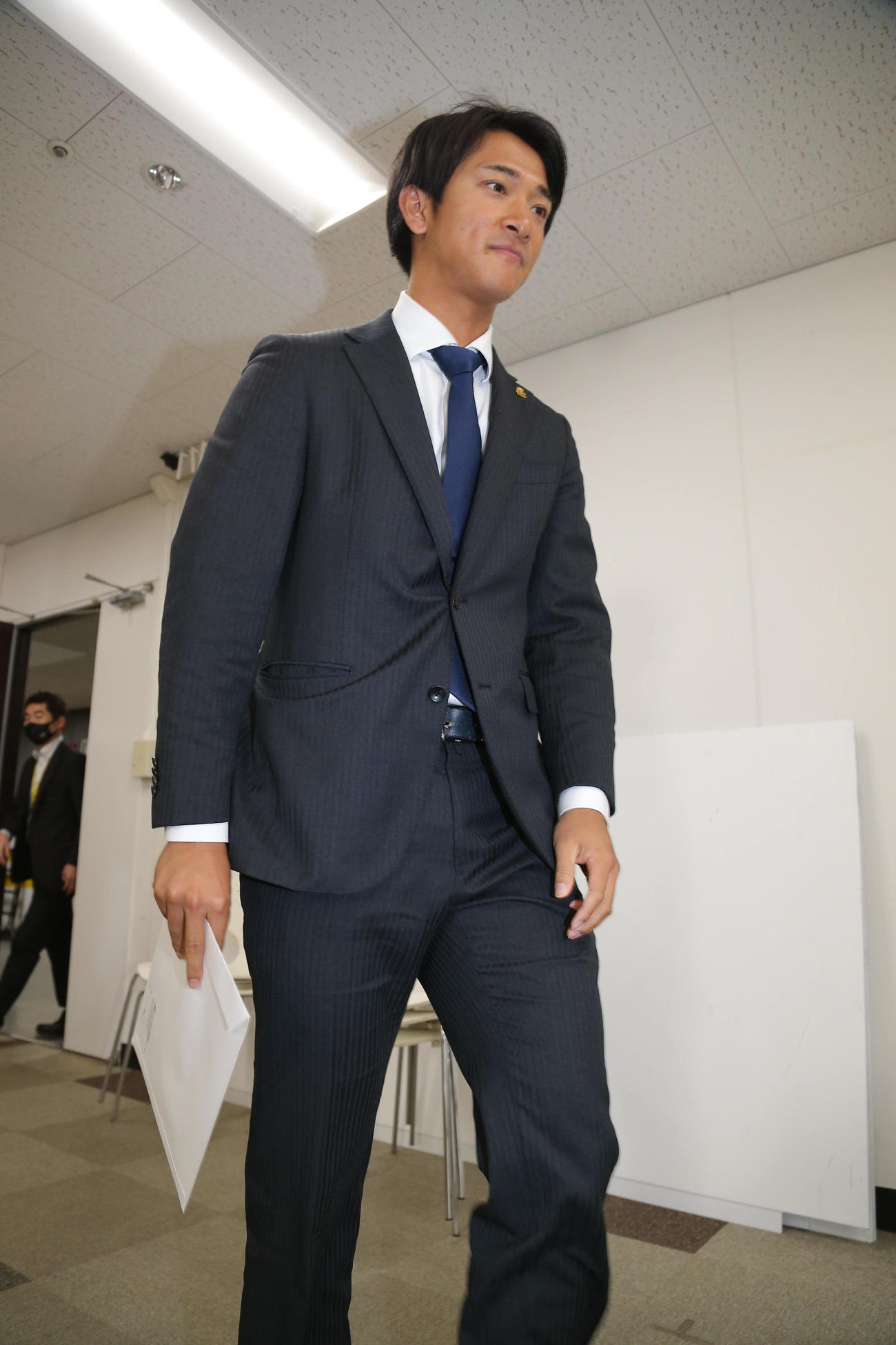 アップ提示で契約更改を終えた柳町達は会見に臨む