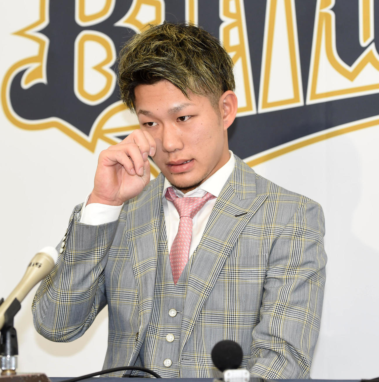育成契約を結び会見する西浦（撮影・前岡正明）