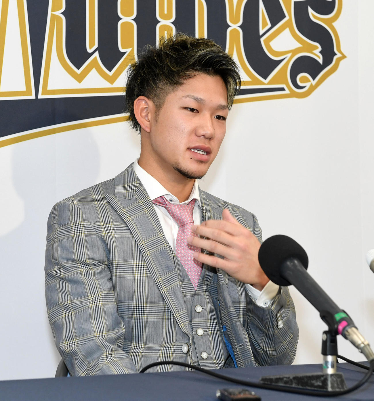 育成契約を結び会見する西浦（撮影・前岡正明）