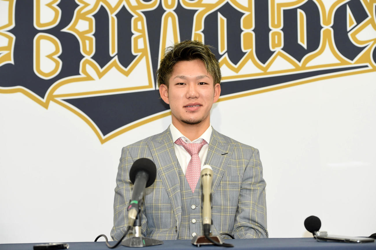 育成契約を結び会見する西浦（撮影・前岡正明）