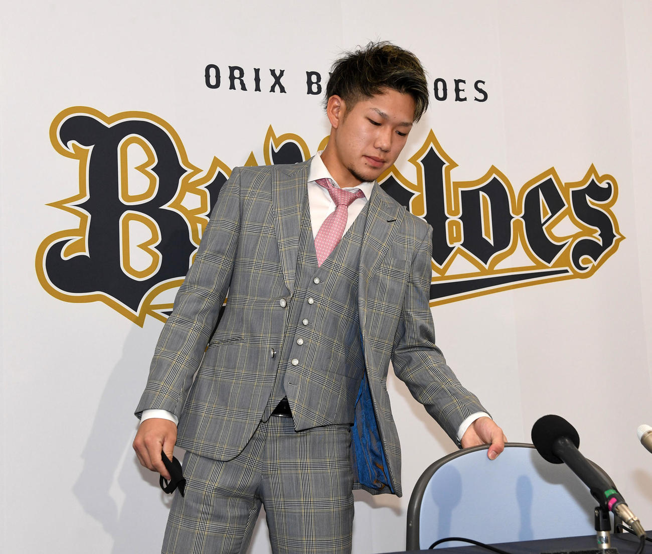 育成契約の会見を終え引き揚げる西浦（撮影・前岡正明）