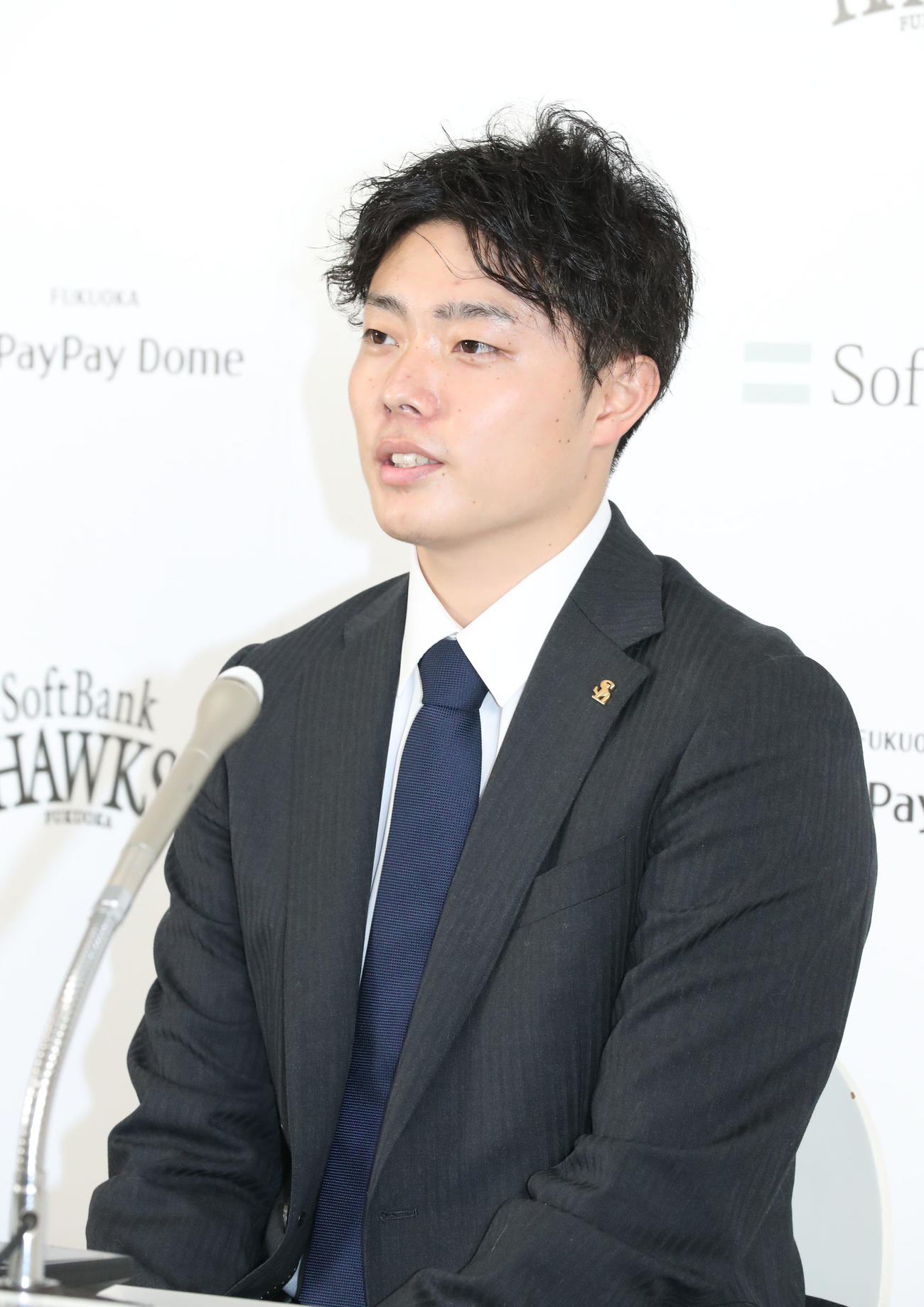 契約更改を終えた松本裕樹は会見に臨む（撮影・梅根麻紀）