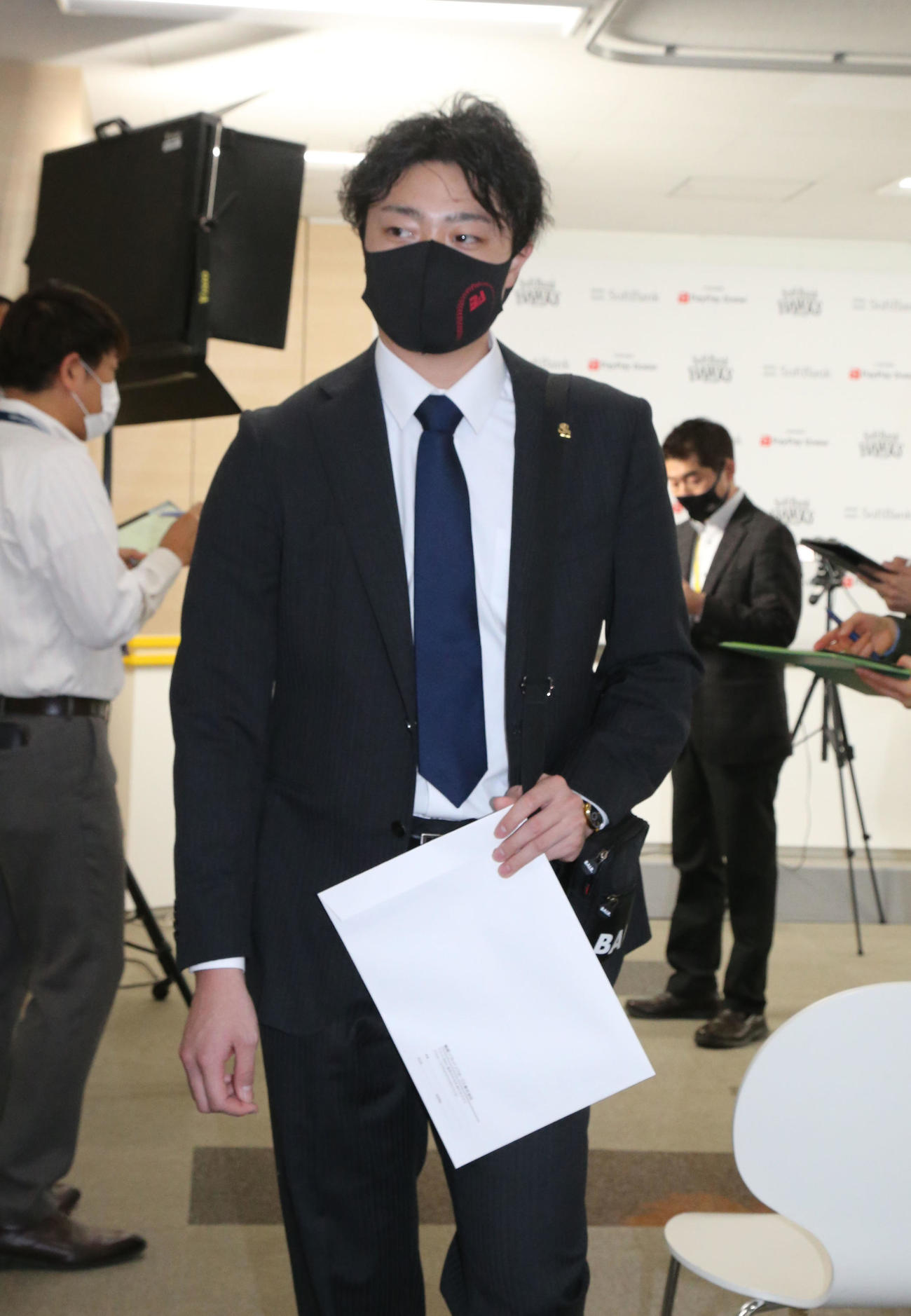 契約更改を終えた松本裕樹は会見をすませ引きあげる（撮影・梅根麻紀）