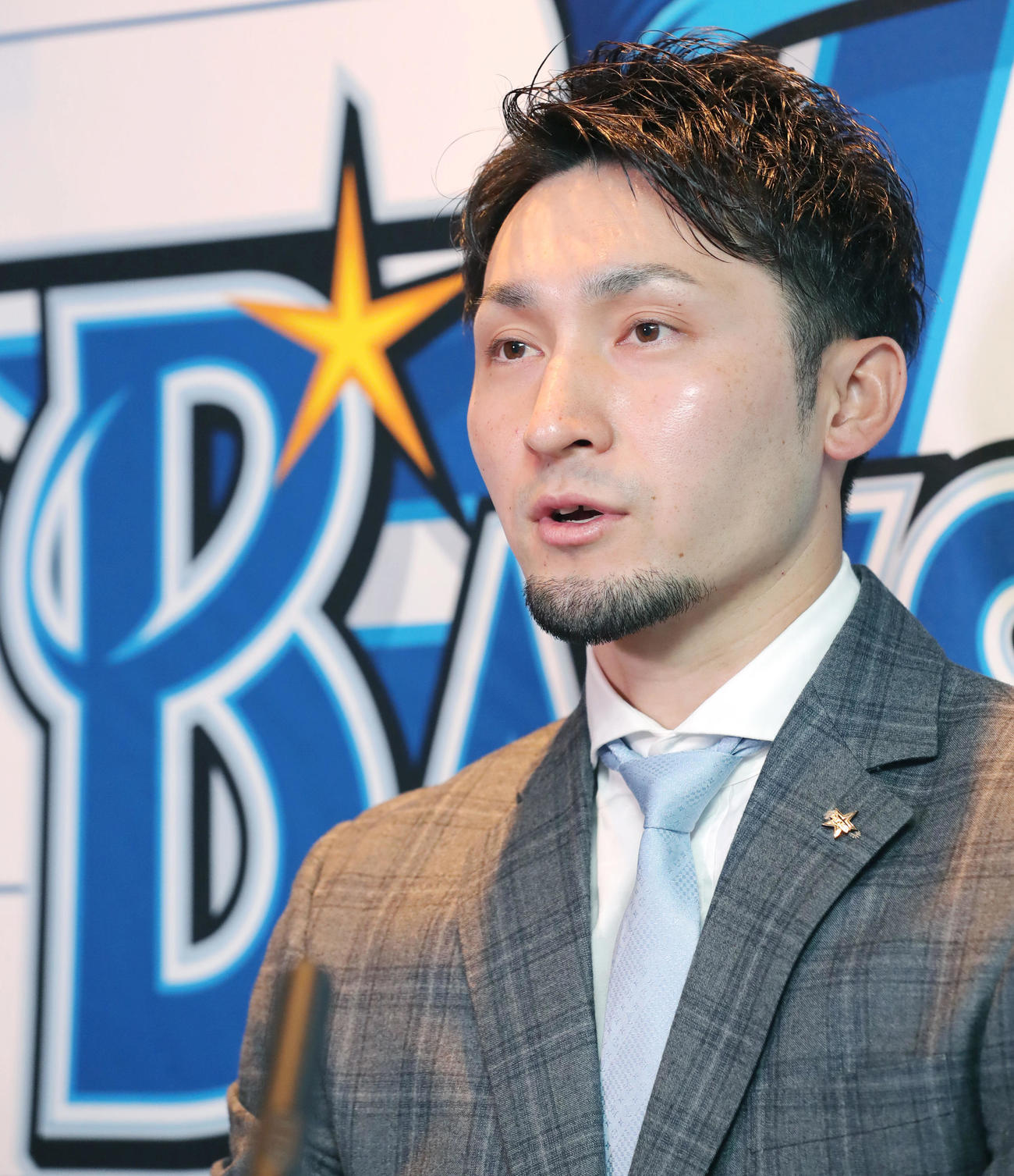 契約更改を終え会見に応じるDeNA伊藤光（撮影・垰建太）