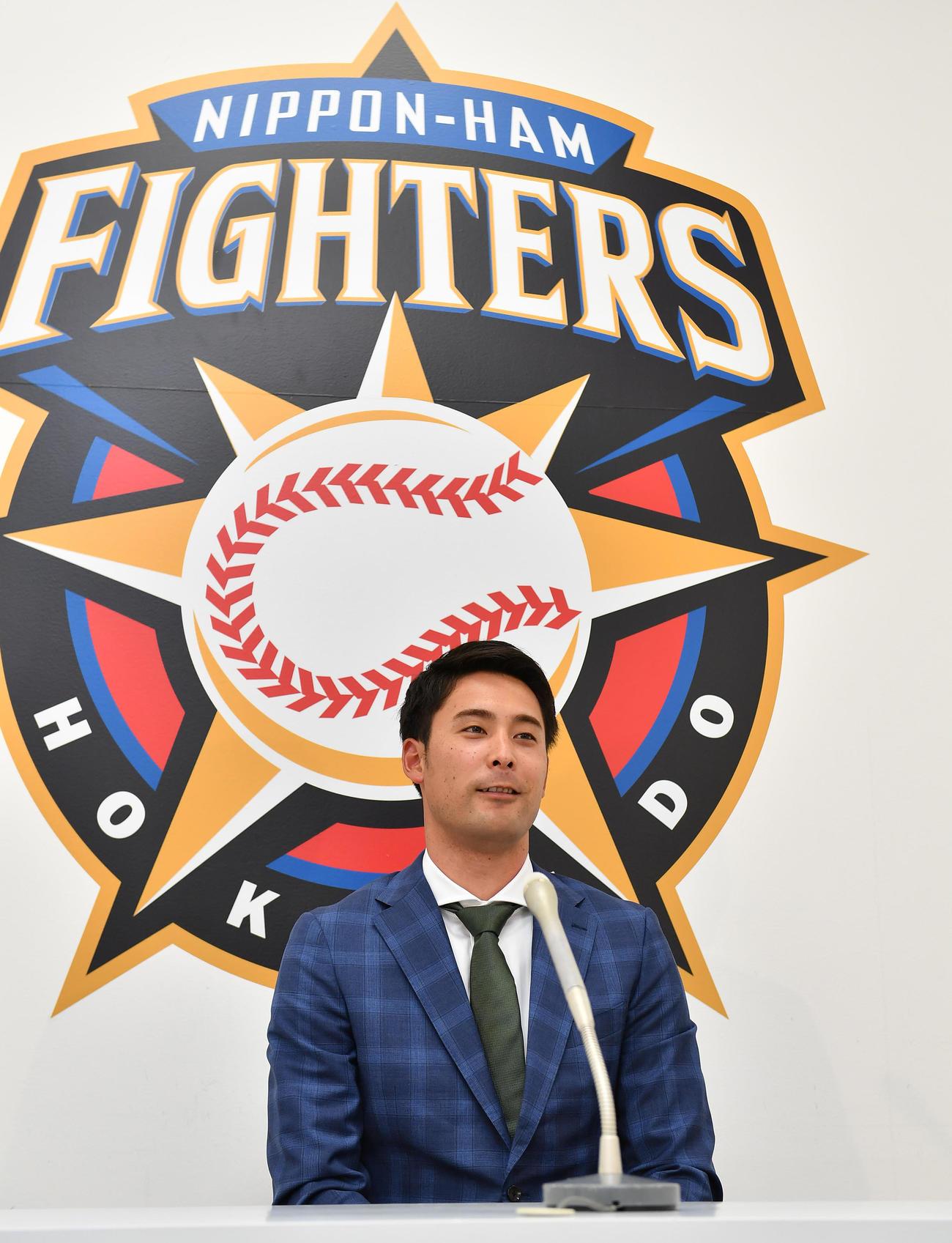 契約更改に臨んだ日本ハム上原（代表撮影）
