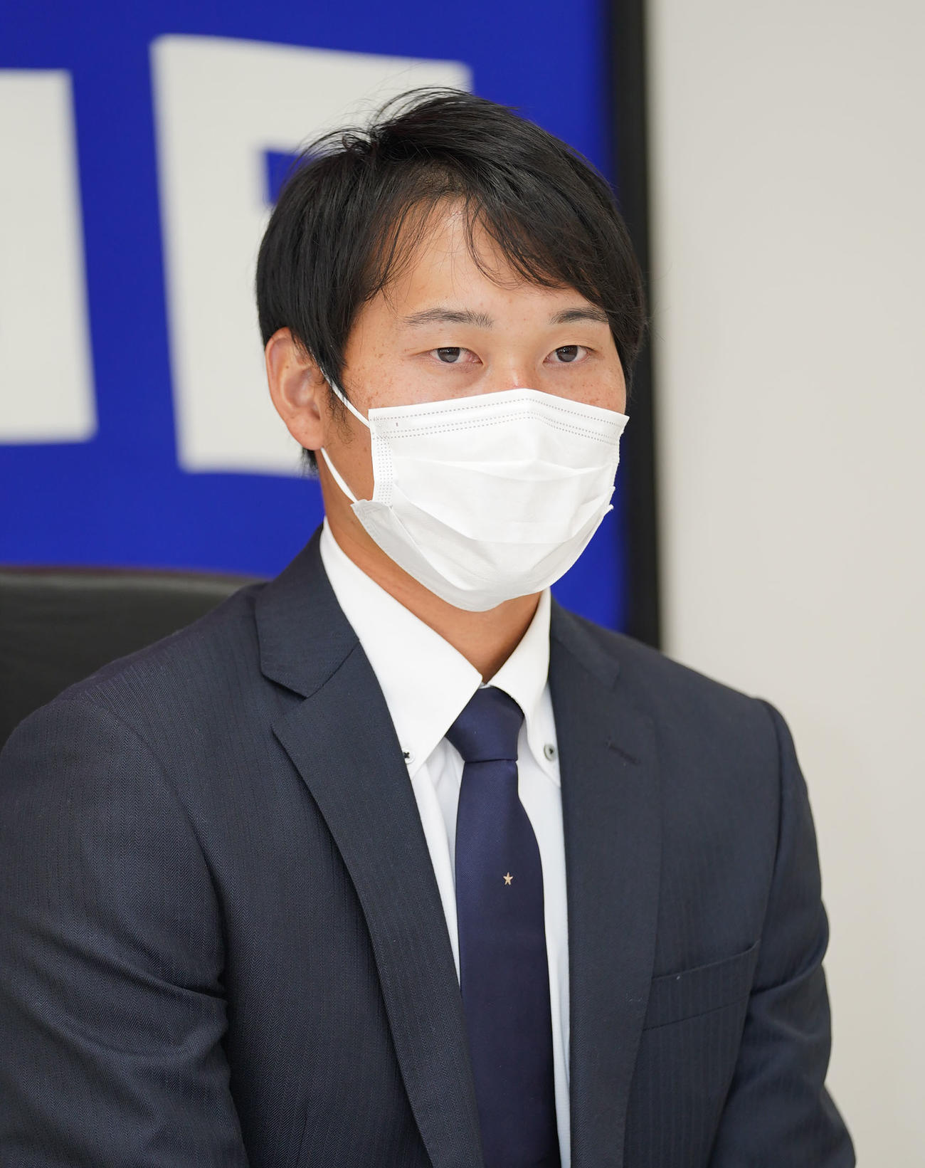 球団と育成契約を交わし取材に応じる丸山泰資（撮影・森本幸一）