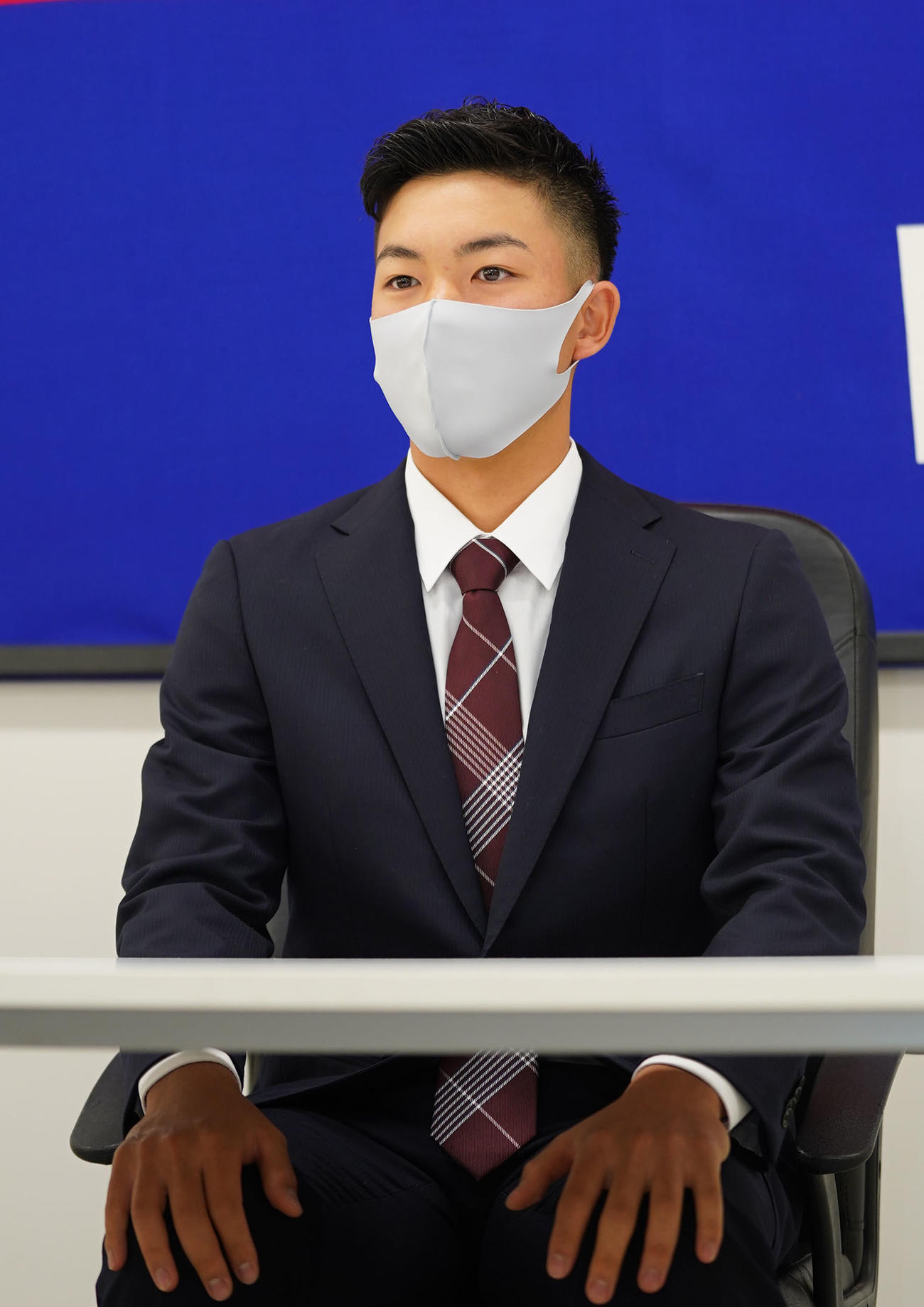 球団と育成契約を交わし取材に応じる竹内龍臣（撮影・森本幸一）