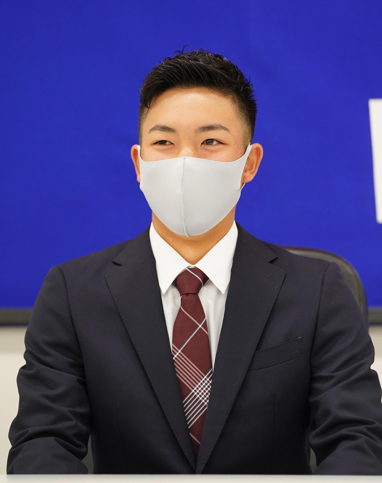 球団と育成契約を交わし取材に応じる竹内龍臣（撮影・森本幸一）