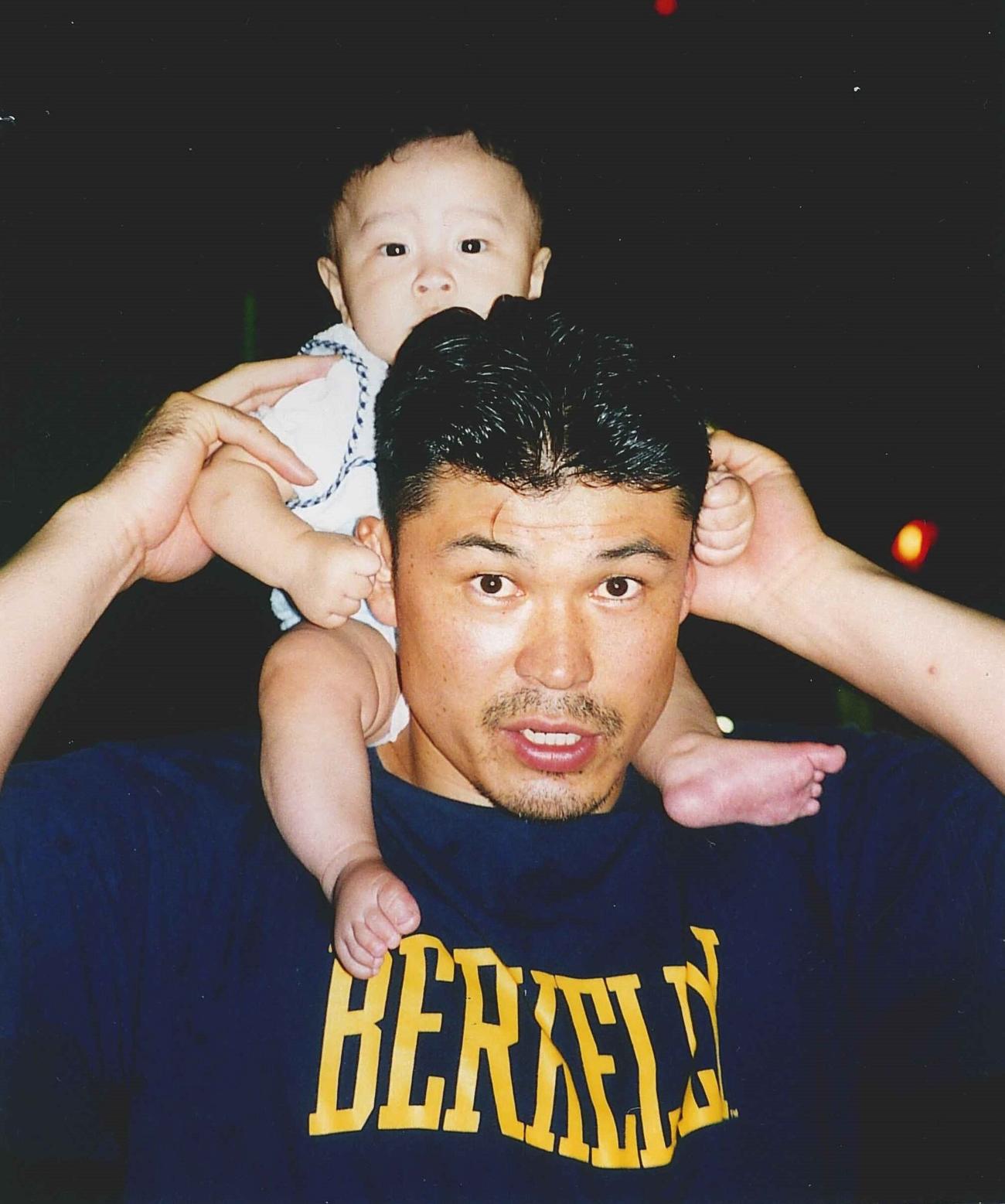 幼少時、父博信さんに肩車される佐藤輝明（佐藤勲さん提供）