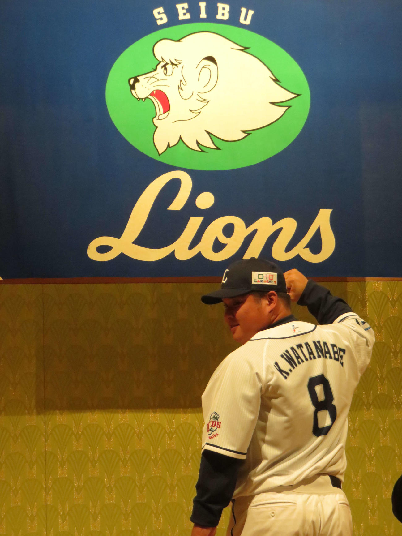 8番のユニホーム姿を披露するドラフト1位の渡部（撮影・栗田成芳）