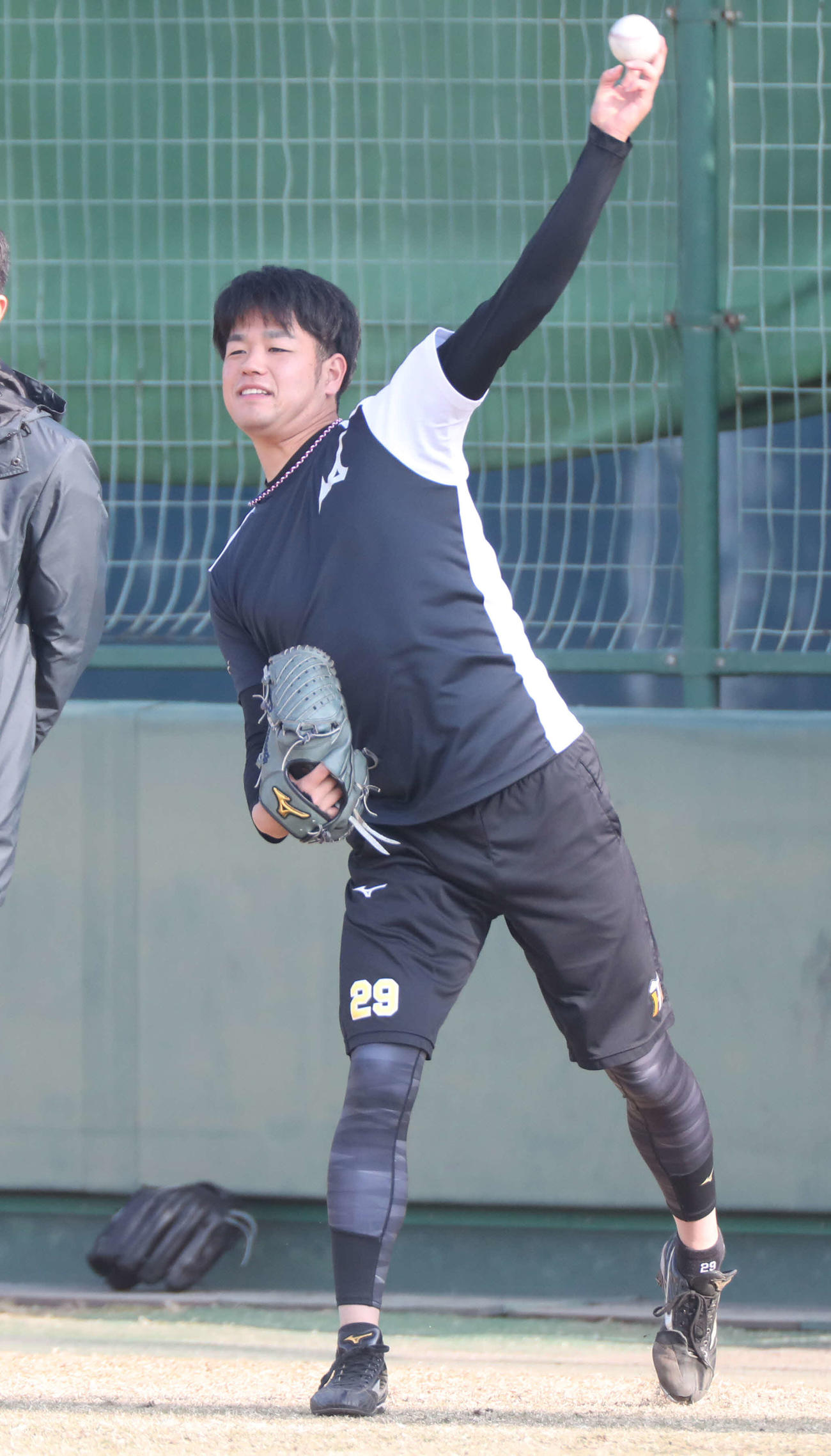 鳴尾浜でキャッチボールする高橋（代表撮影）