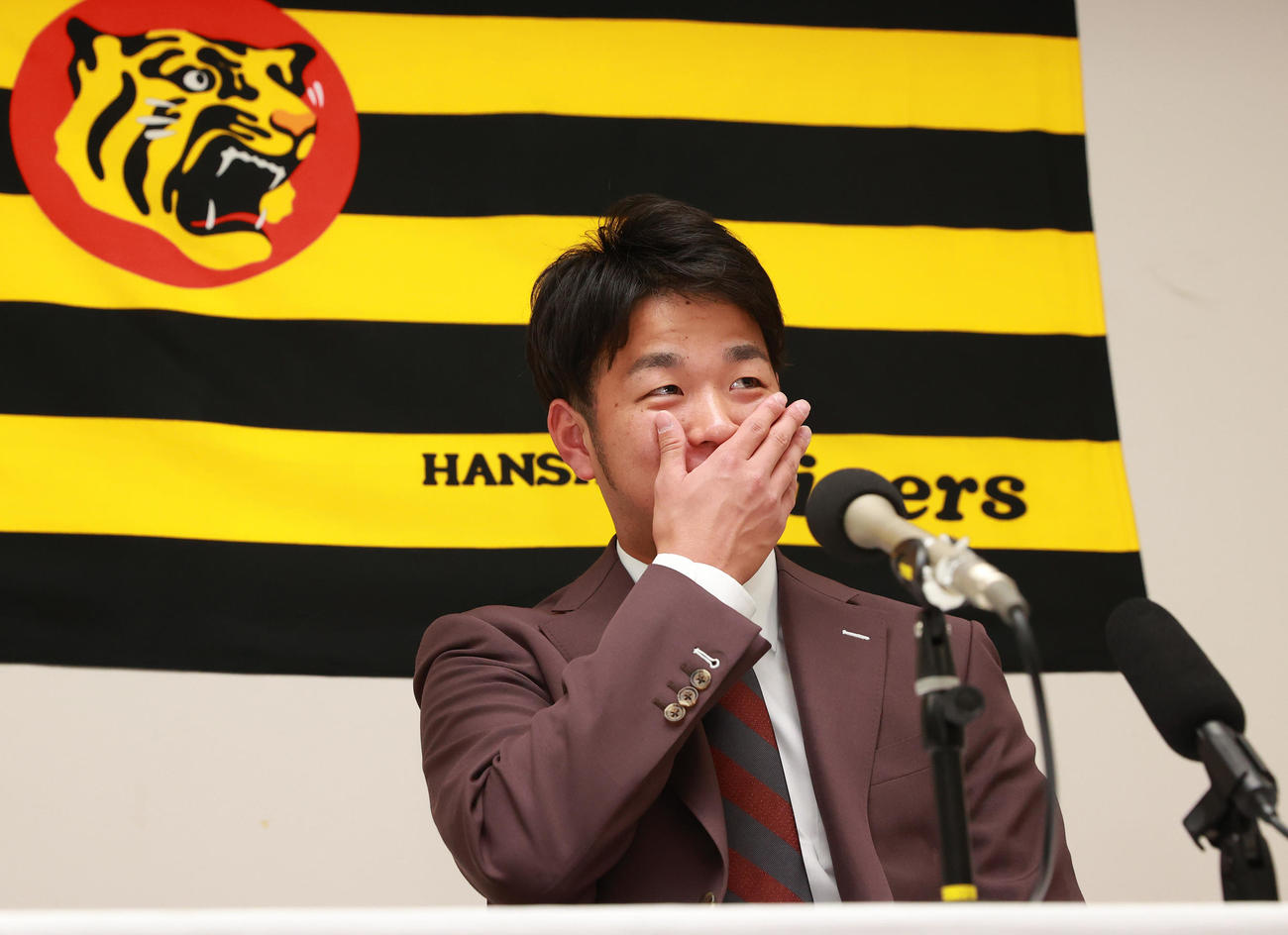 700万アップで契約更改を終えた高橋（代表撮影）