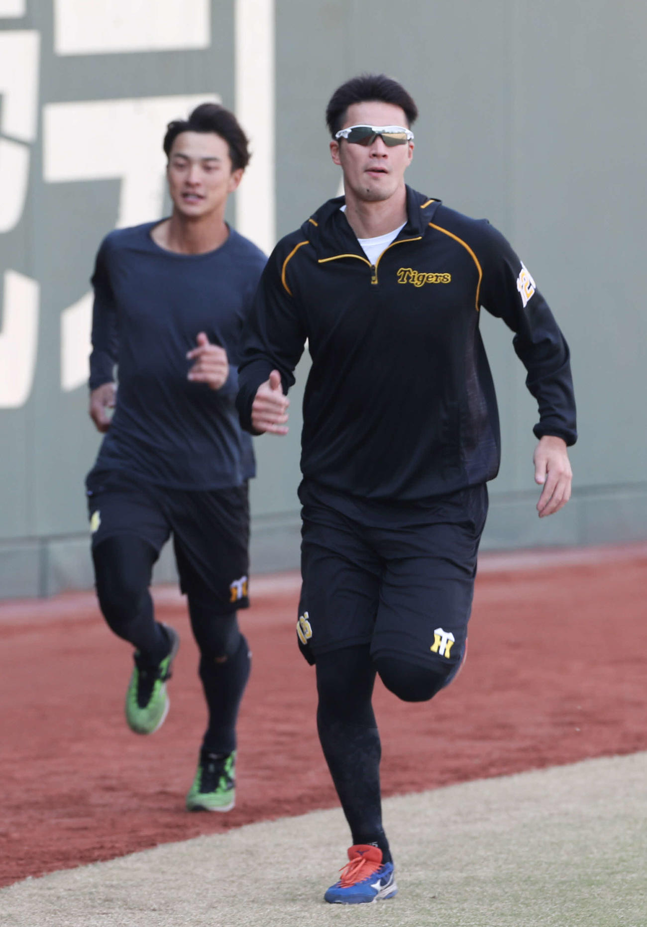 熊谷（左）とポール間をダッシュする藤谷（代表撮影）