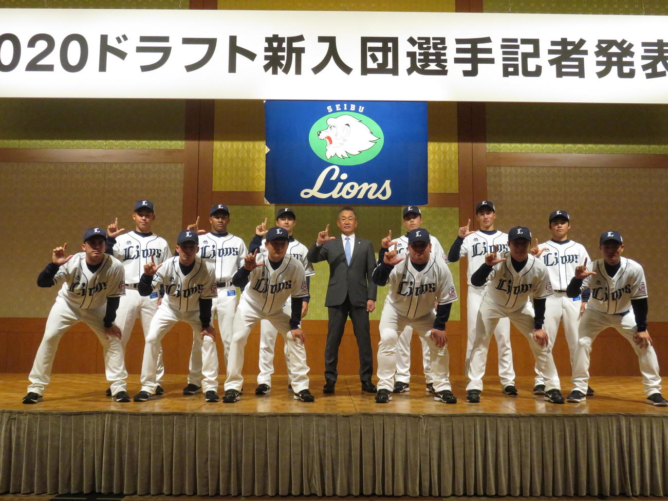 新入団会見に臨んだ選手らと西武辻監督（中央）（撮影・栗田成芳）