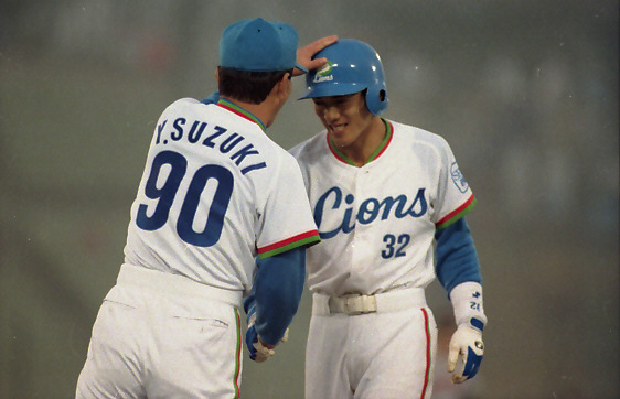 95年4月、プロ初打席、初安打、初打点となる左前打を放った松井稼頭央（右）