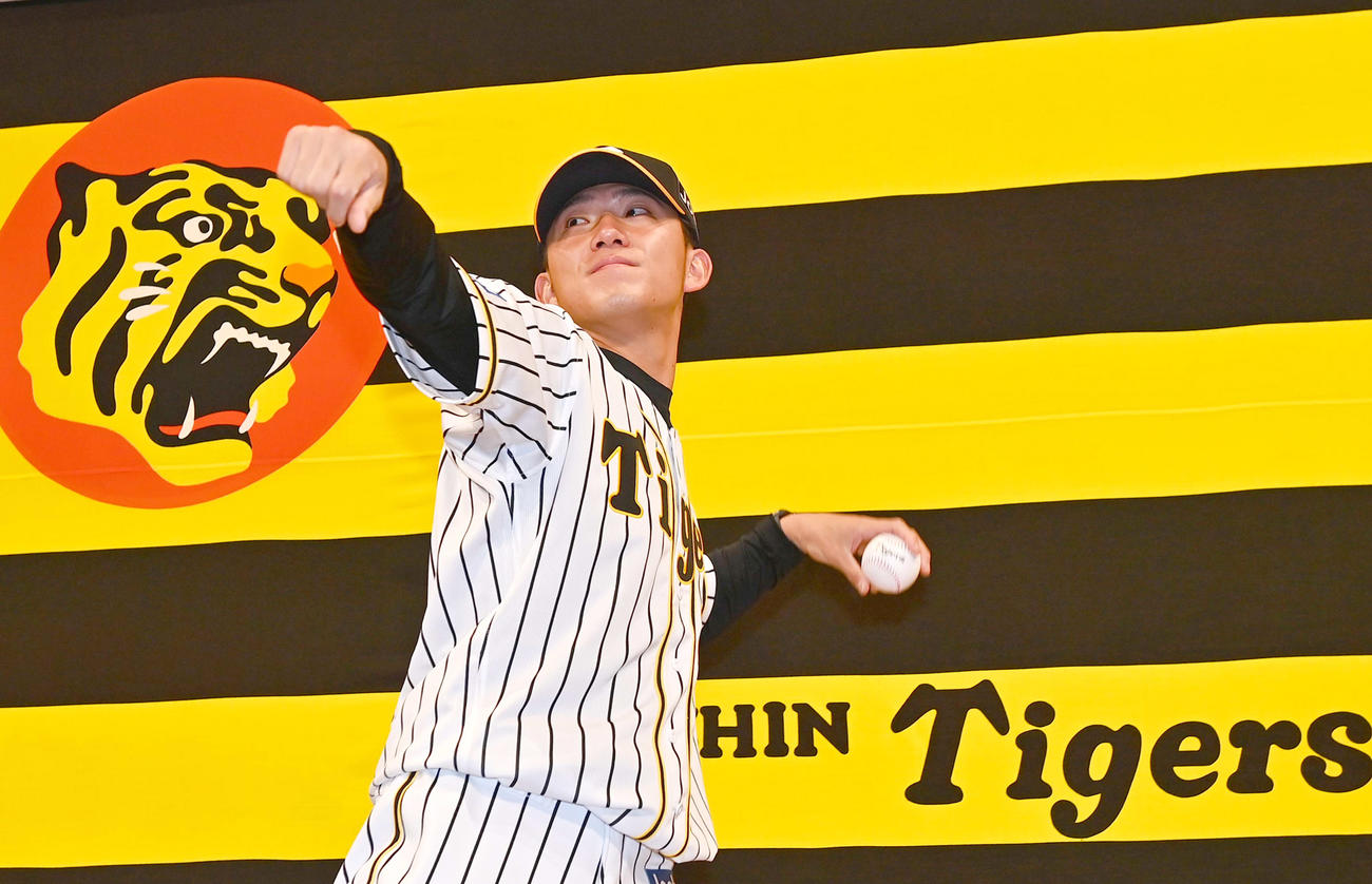 新人選手入団発表会で投球フォームを披露するドラフト2位の伊藤将（2020年12月7日撮影）