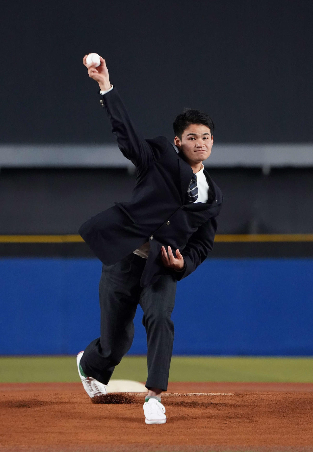 施設見学に訪れ、ZOZOマリンスタジアムのマウンドでシャドーピッチするドラフト2位の中森（撮影・鈴木みどり）
