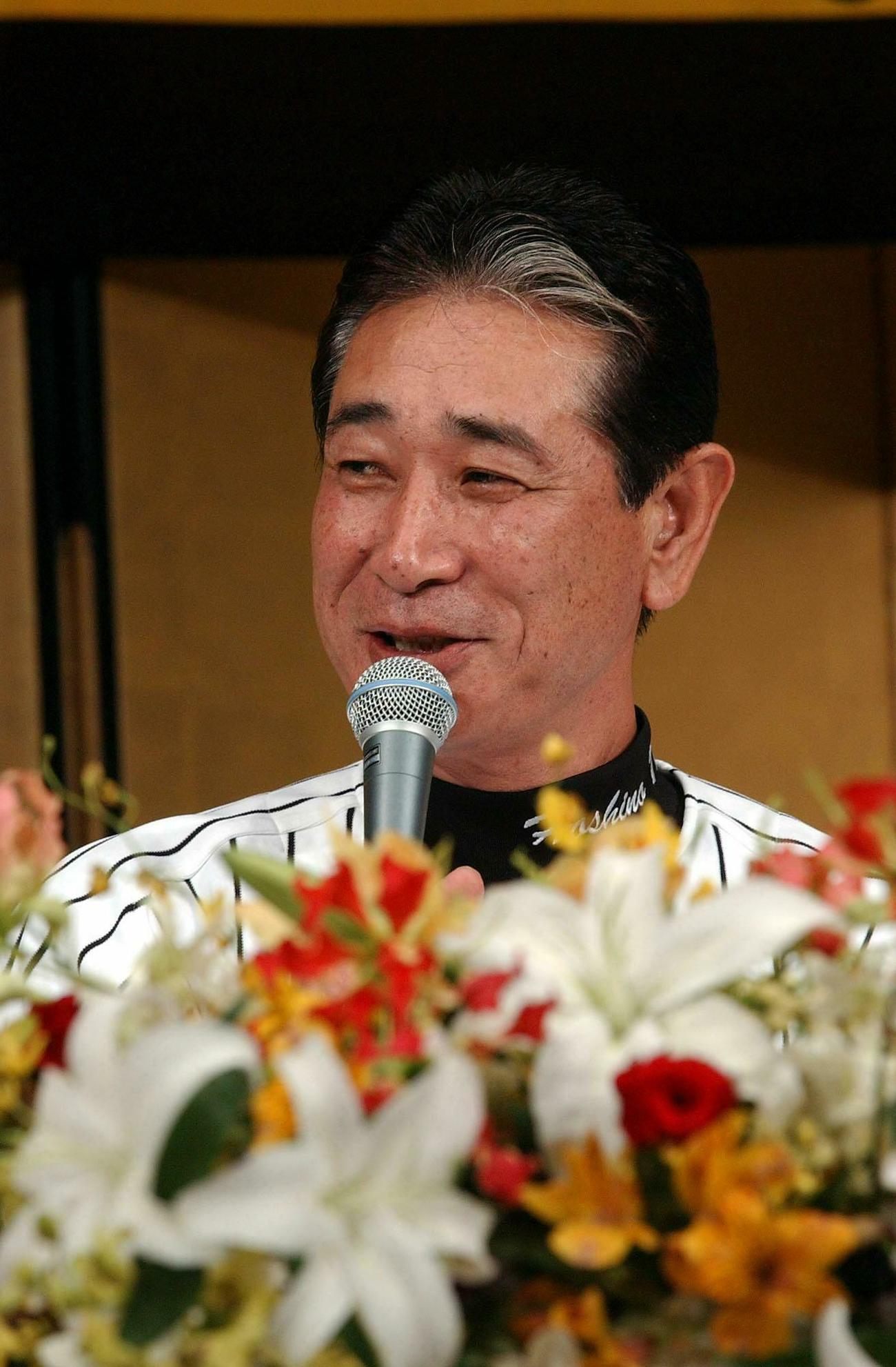 優勝会見で喜びを語る星野仙一監督（03年9月15日撮影）