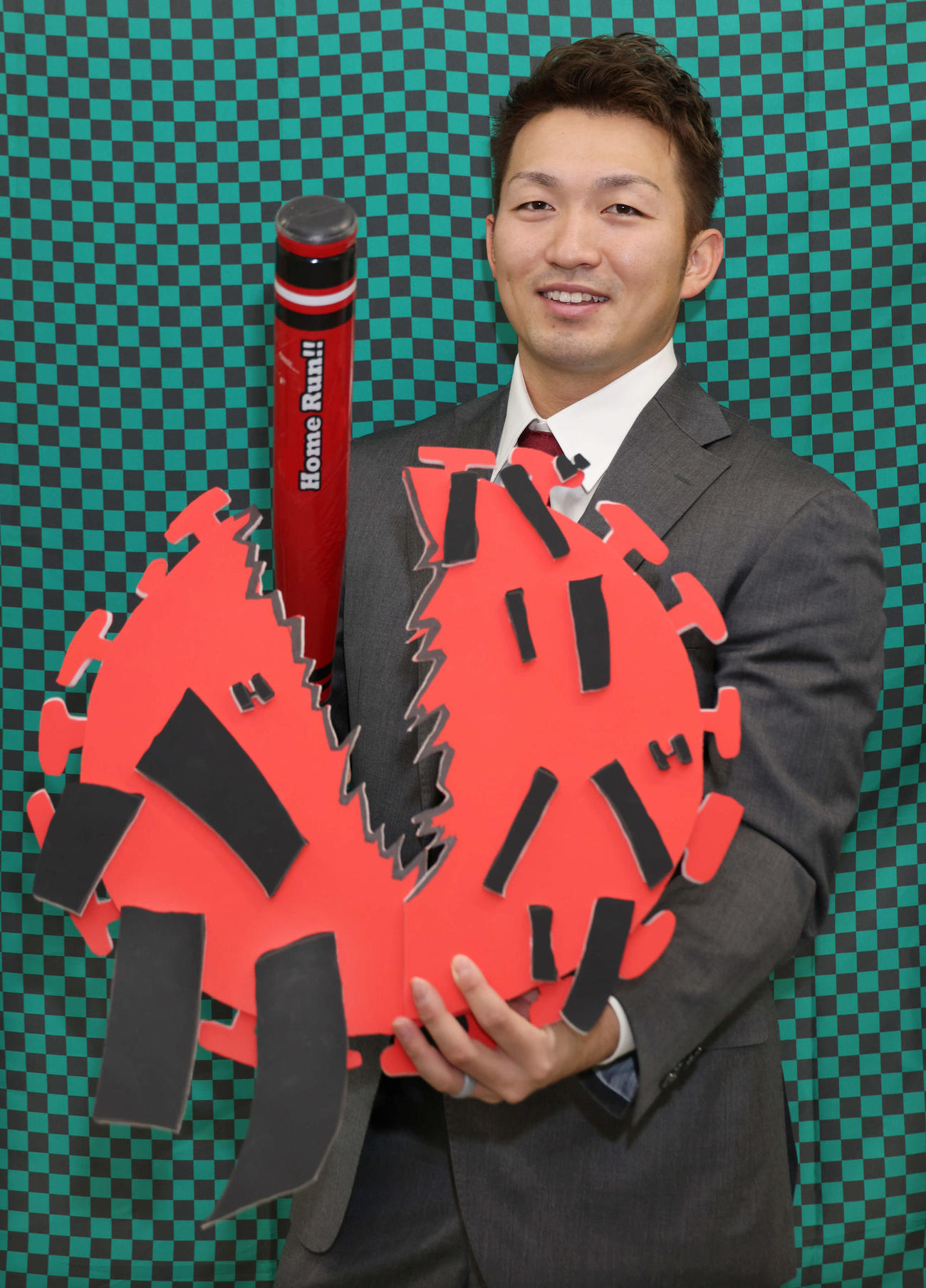 契約更改した鈴木誠。来季キャッチフレーズの「バリバリバリ！」のように新型コロナもバットで打ち破る！？（撮影・加藤孝規）