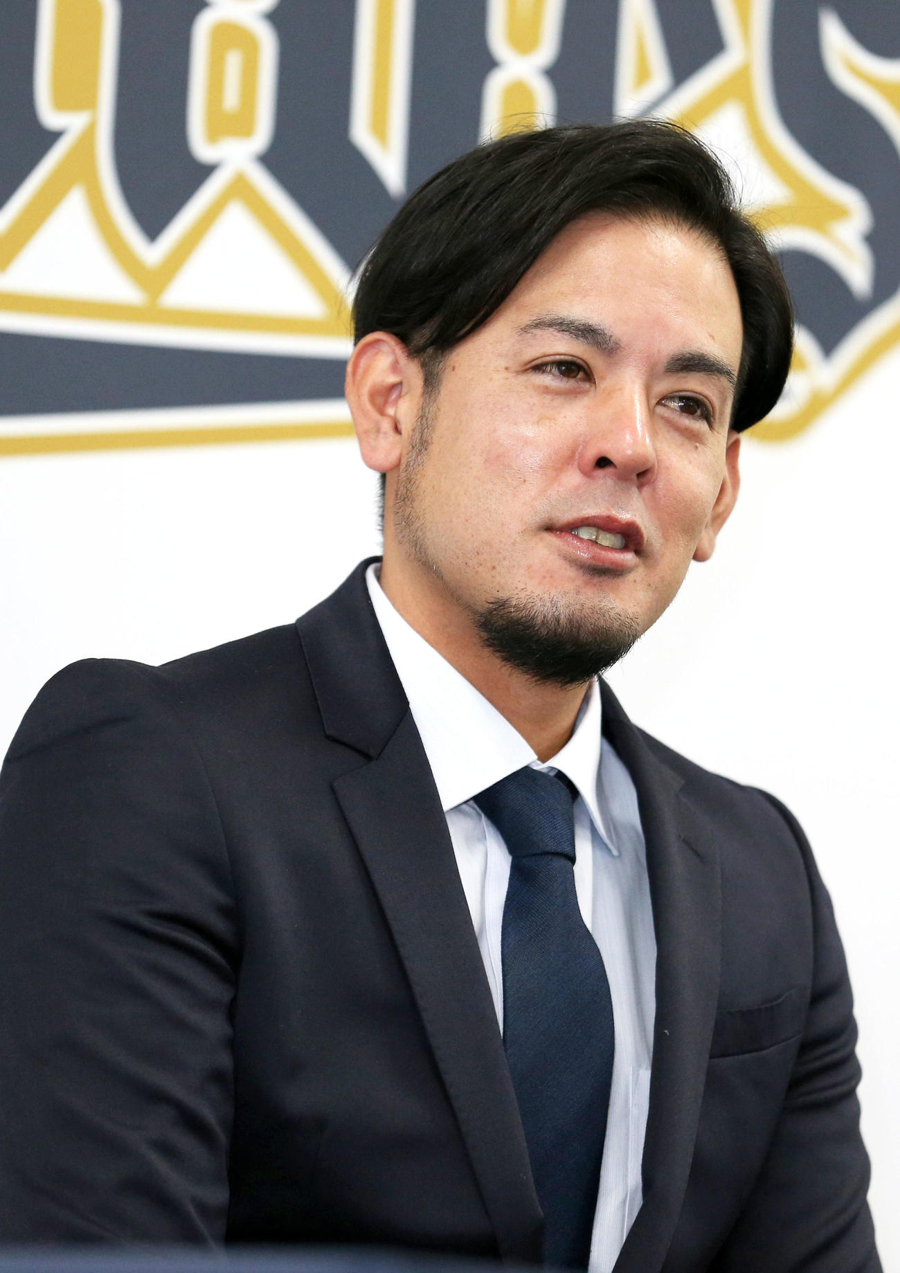 ダウンで契約更改し、会見する比嘉（撮影・上山淳一）