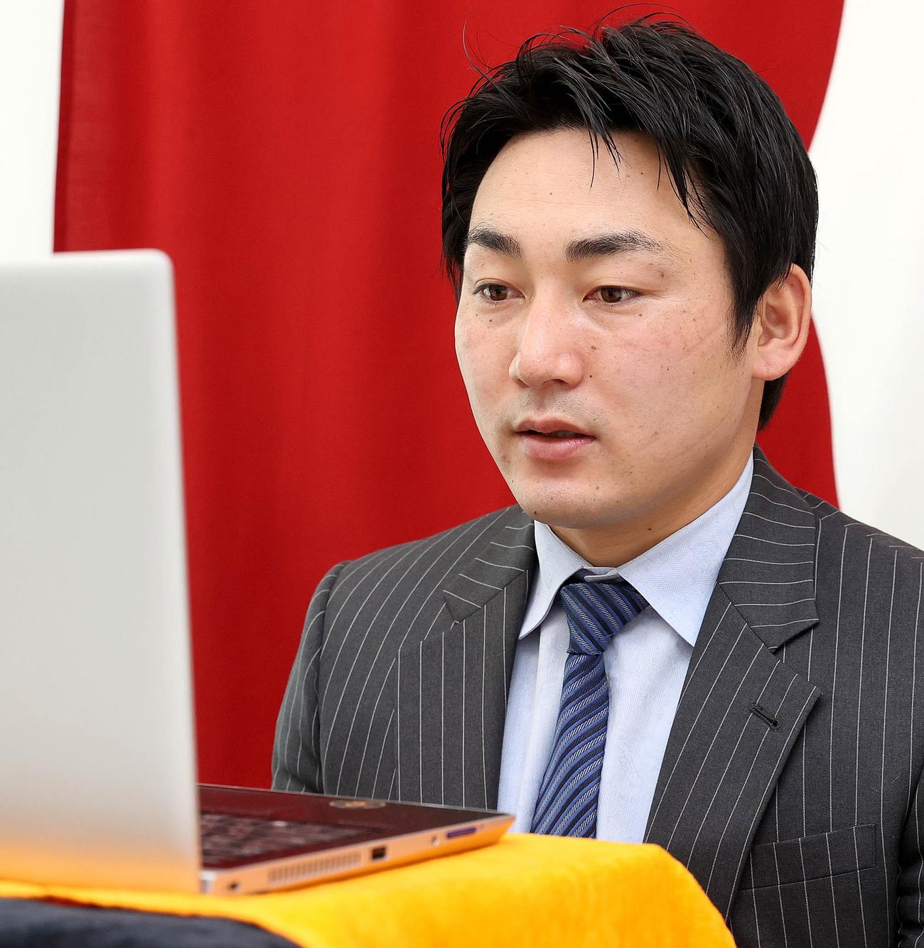 契約更改を終え、取材に応じる巨人丸（球団提供）