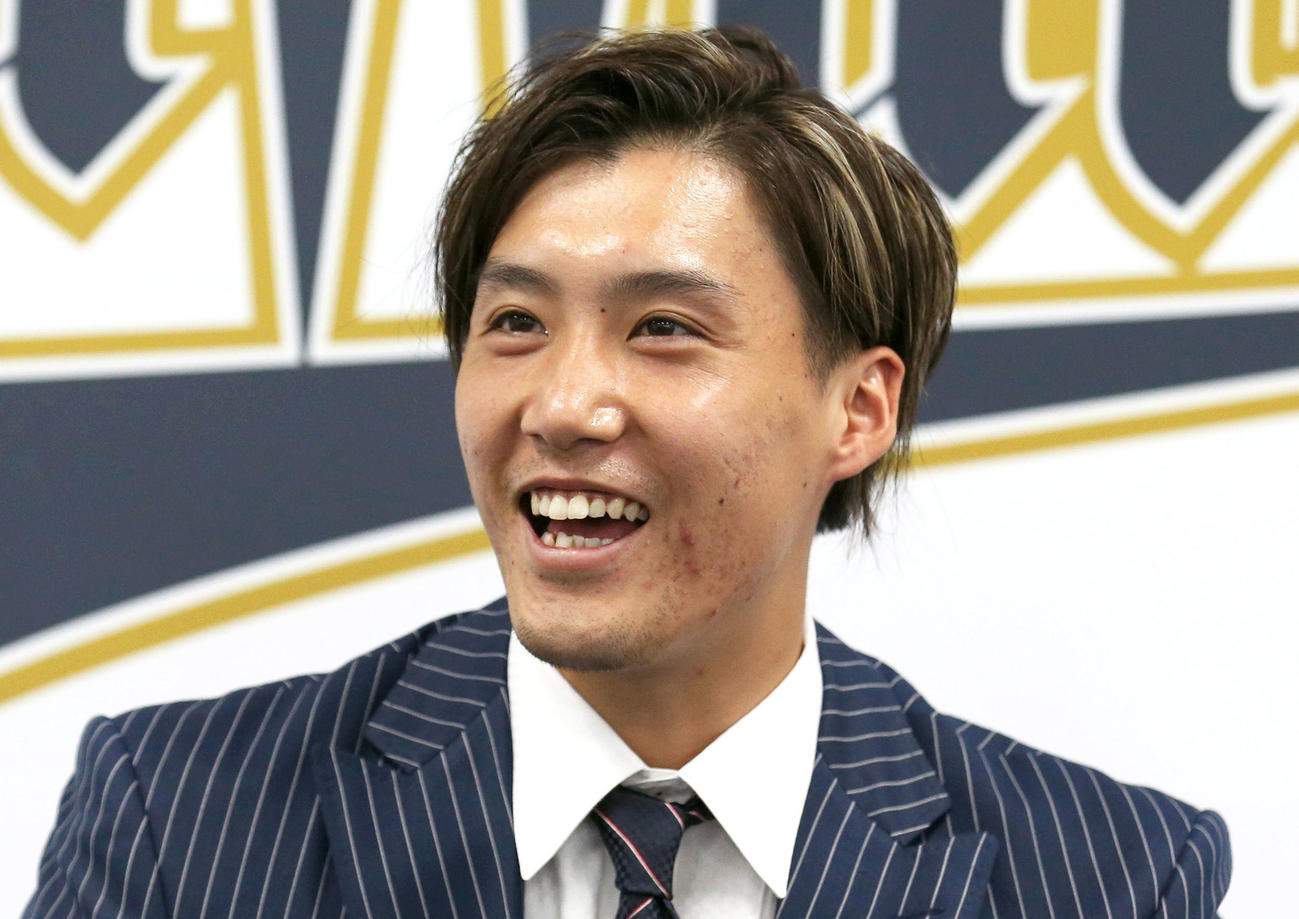 アップで契約更改した斎藤綱記は会見の席で一般女性との結婚を明かし笑顔を見せる（撮影・上山淳一）