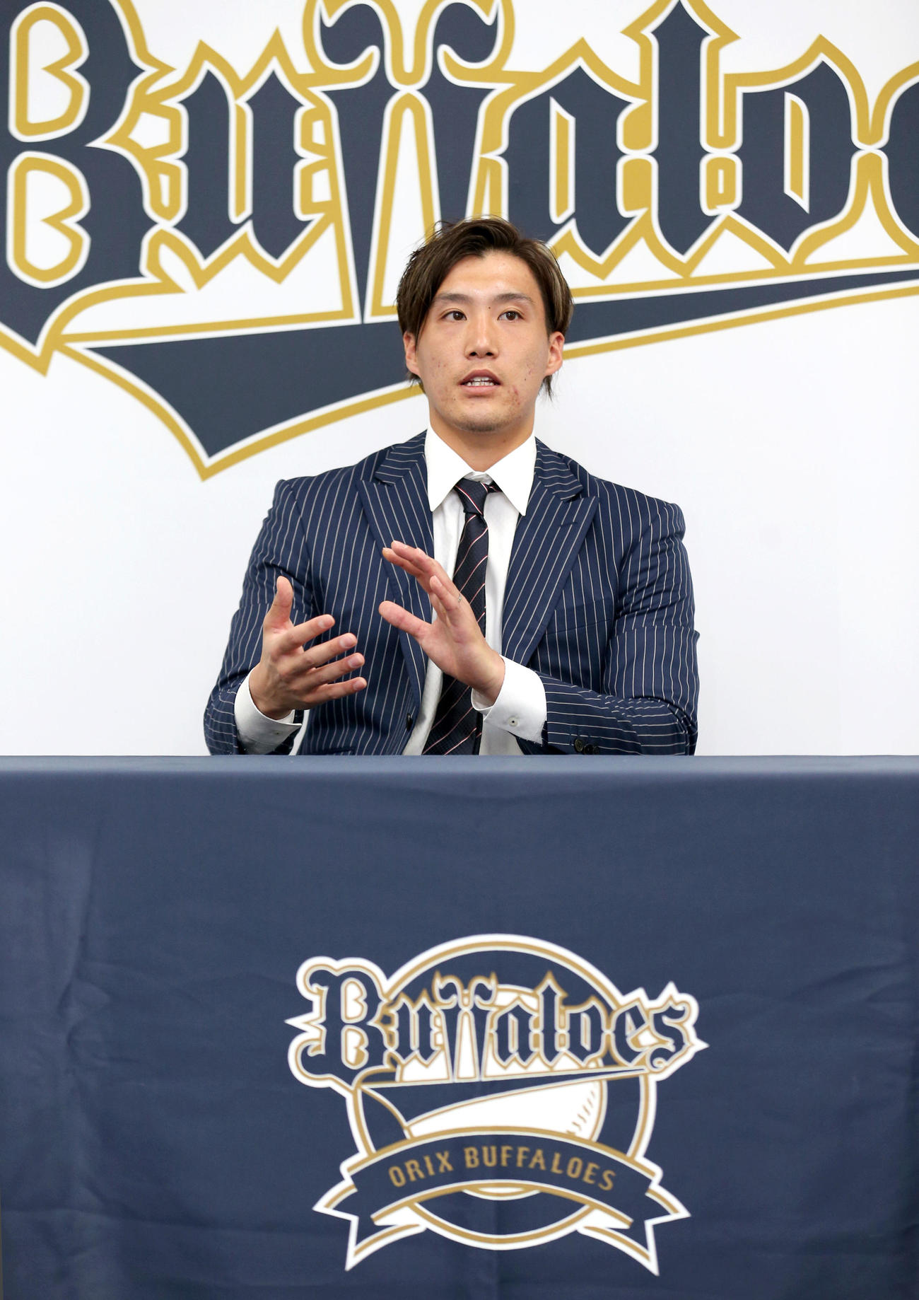 アップで契約更改し、会見する斎藤綱記（撮影・上山淳一）