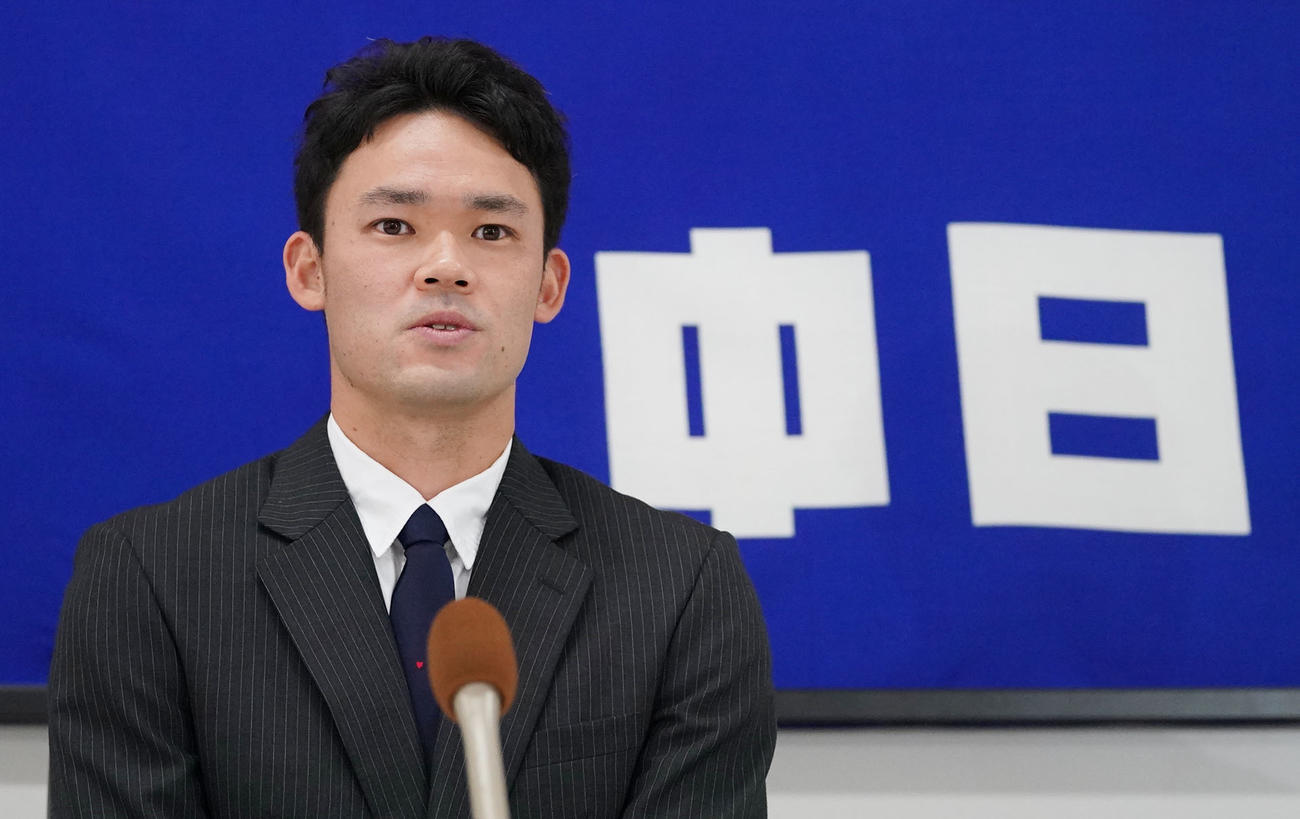 契約交渉を終え会見の席に着く福谷浩司（撮影・森本幸一）