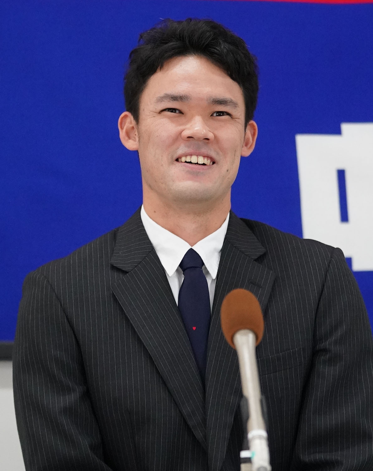 契約交渉を終え会見の席に着く福谷浩司（撮影・森本幸一）