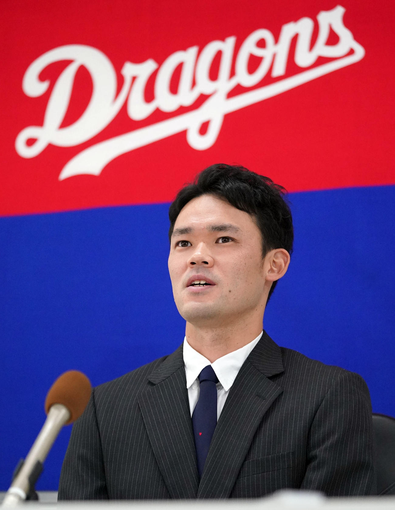 契約交渉を終え会見の席に着く福谷浩司（撮影・森本幸一）