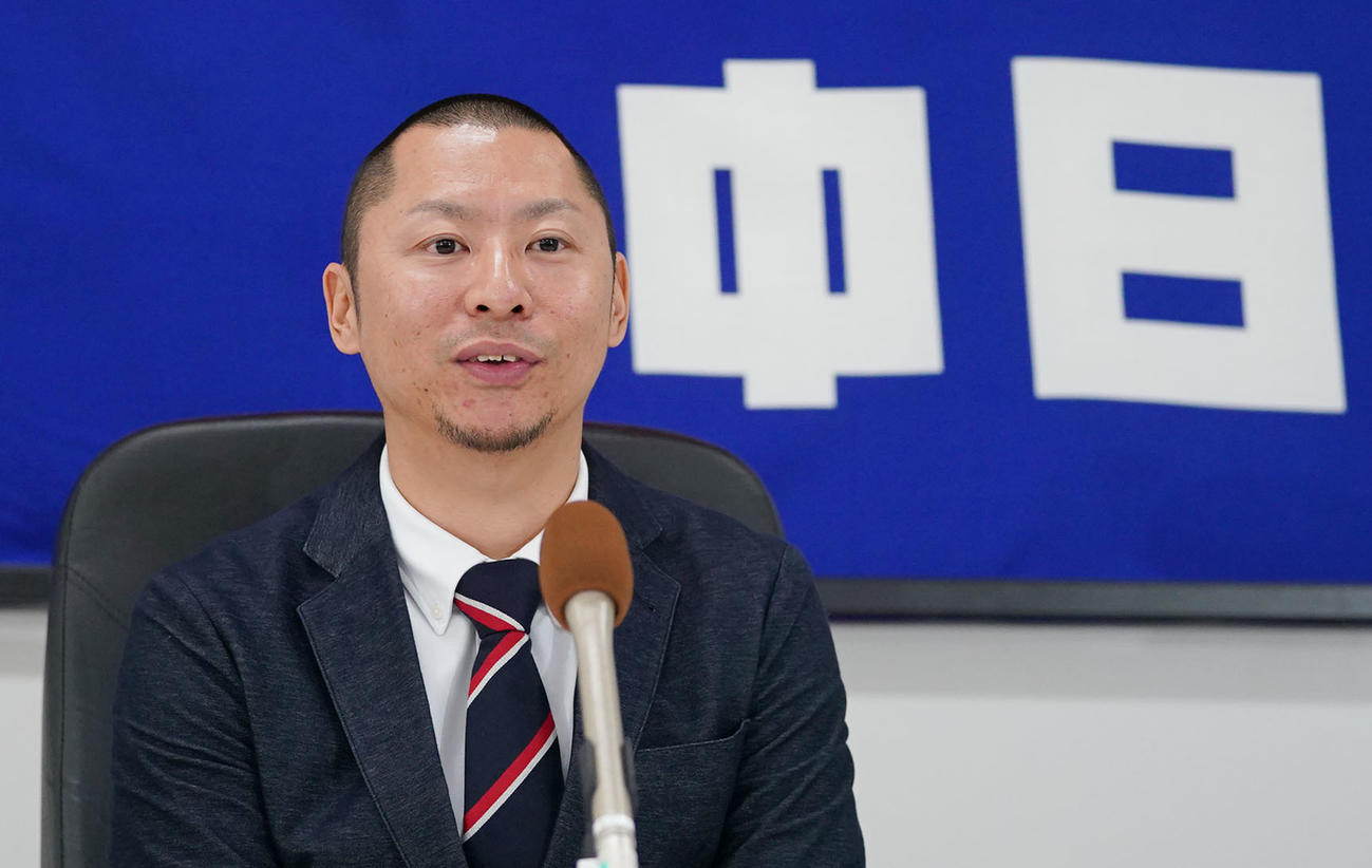 契約交渉を終え会見の席に着く谷元圭介（撮影・森本幸一）