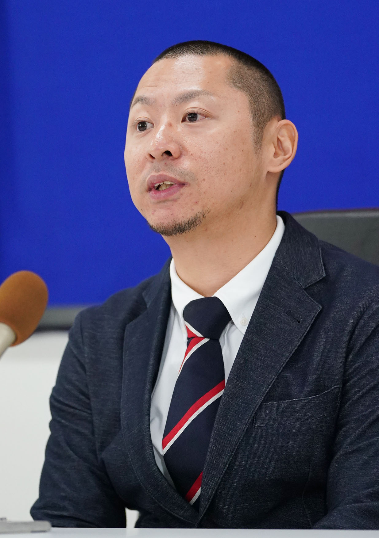 契約交渉を終え会見の席に着く谷元圭介（撮影・森本幸一）