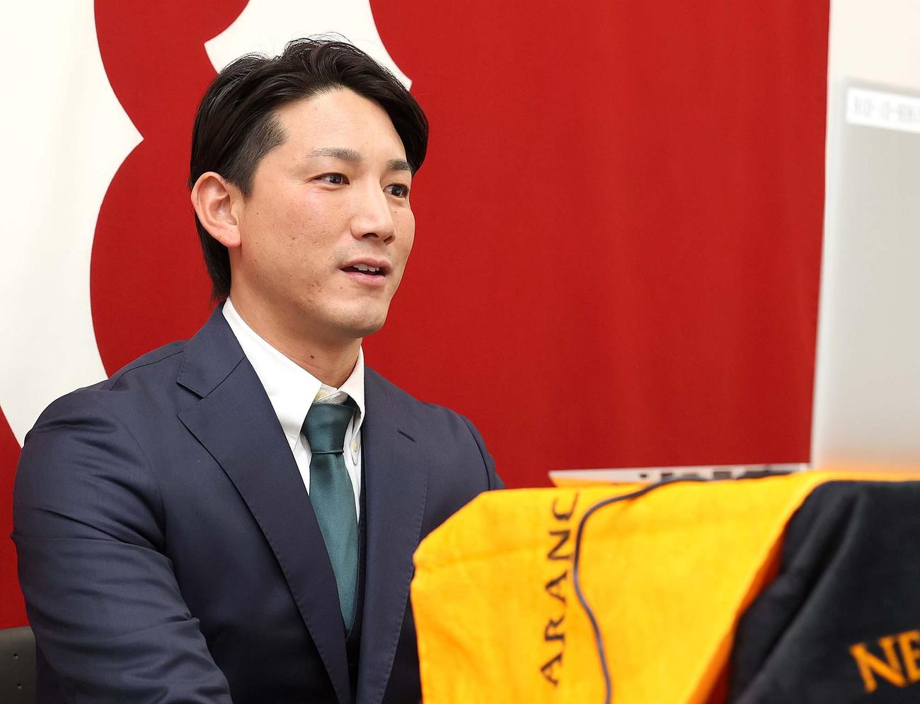 契約更改を終え、取材に応じる巨人小林（球団提供）
