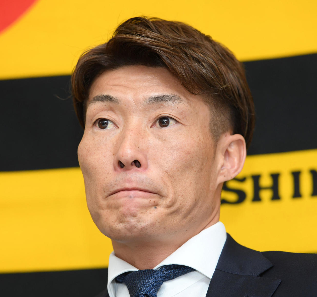 大幅減俸となり厳しい表情を見せる糸井（代表撮影）