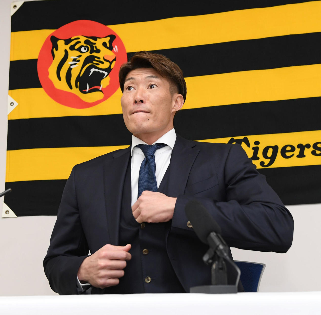 大幅減俸で契約更改し、会見する糸井（代表撮影）