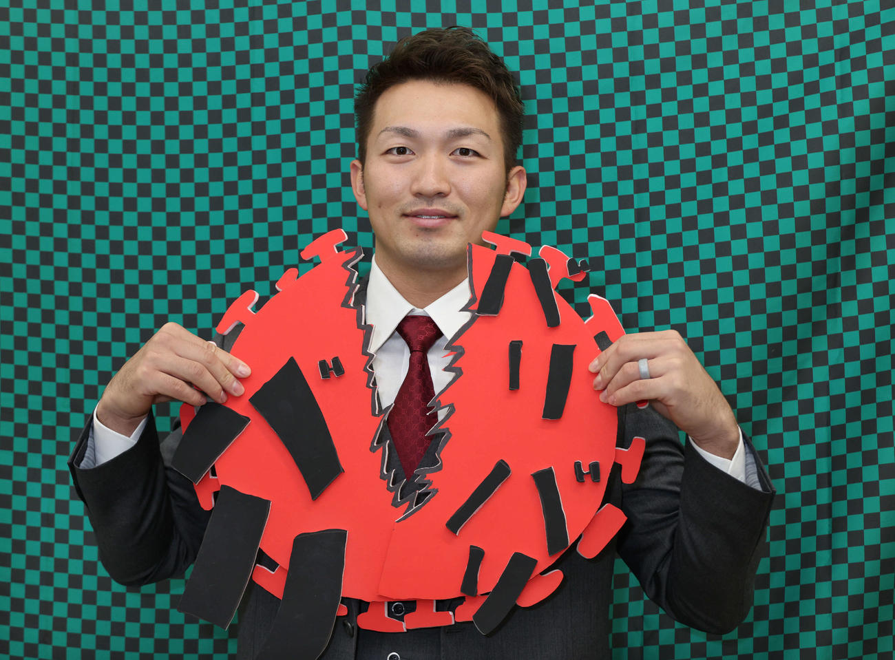契約更改した鈴木誠。来季キャッチフレーズの「バリバリバリ！」のように新型コロナもバットで打ち破る！？（撮影・加藤孝規）