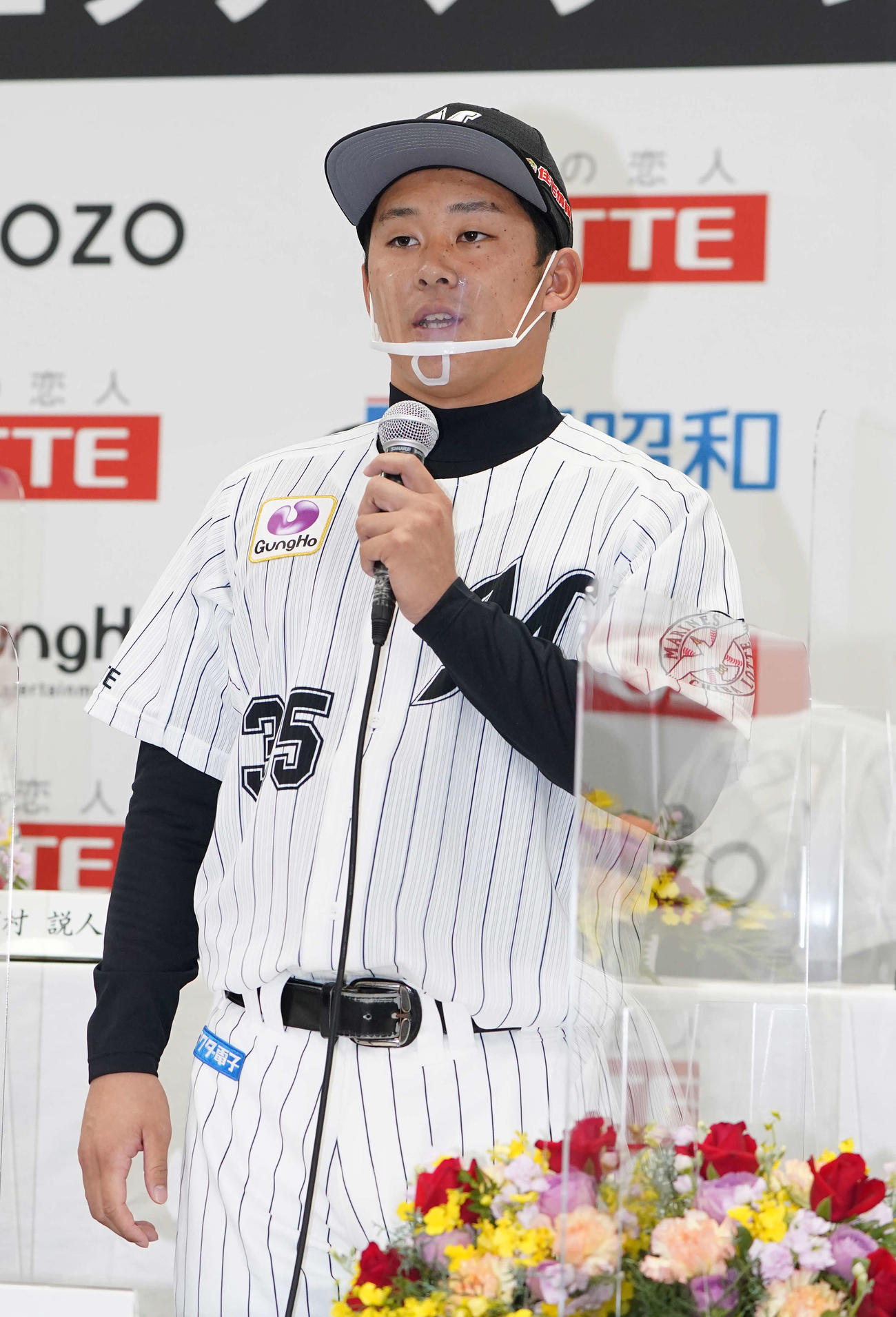 新入団選手発表会で自己紹介するロッテドラフト1位の鈴木（撮影・鈴木みどり）