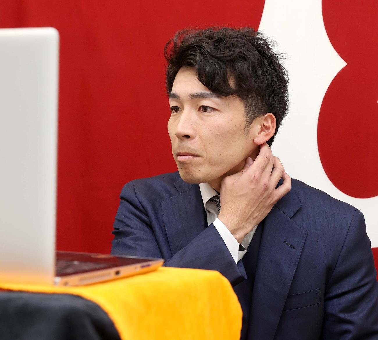 契約更改を終え、取材に応じる巨人増田大（球団提供）