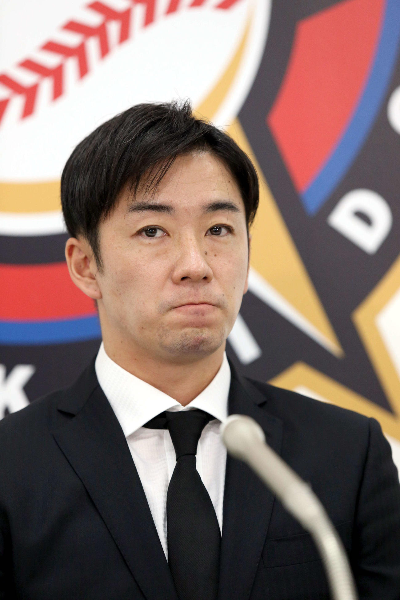 契約更改を終え、会見する日本ハム斎藤（撮影・佐藤翔太）