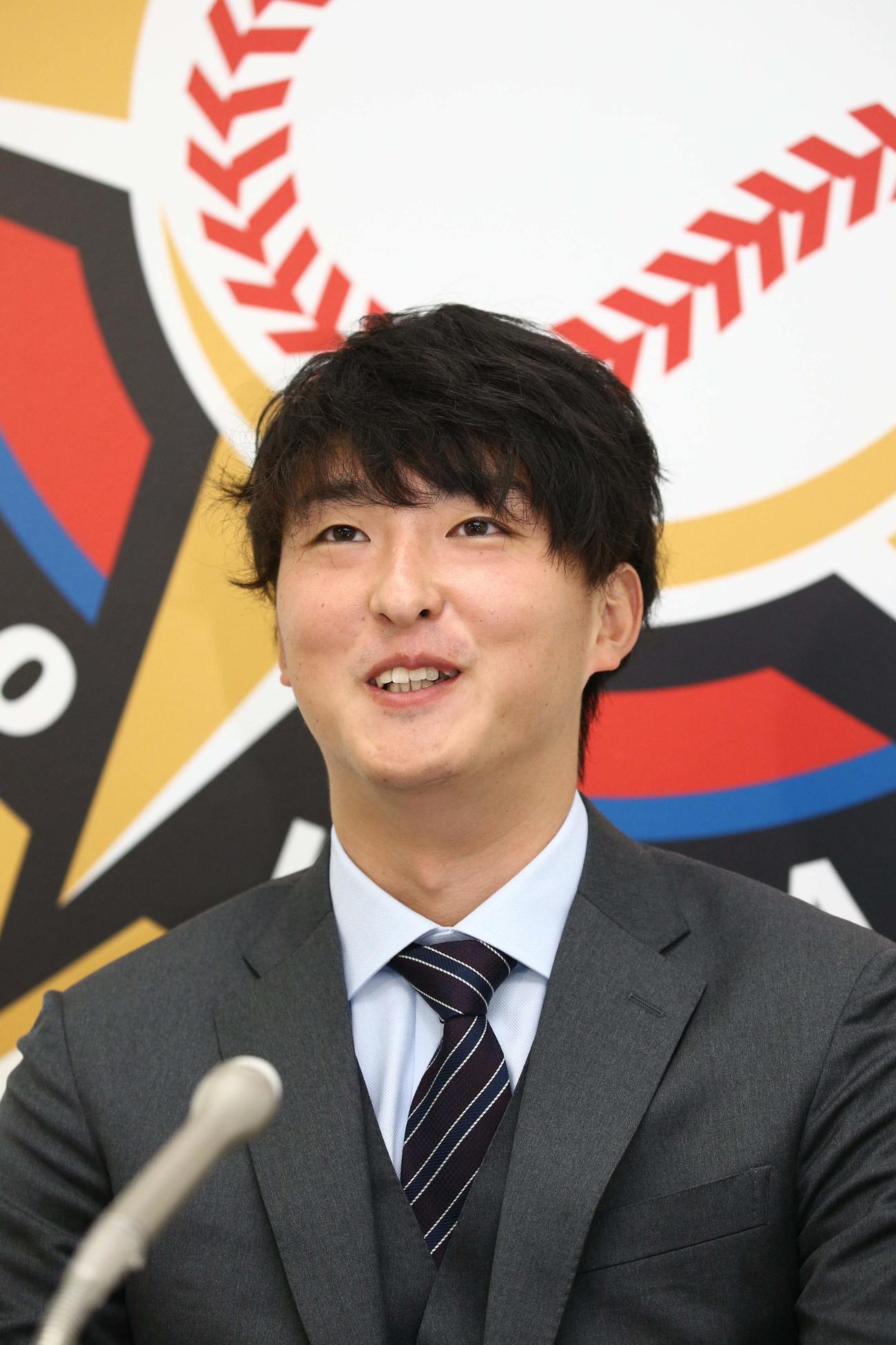 契約更改を終え、会見する日本ハム石川直（代表撮影）